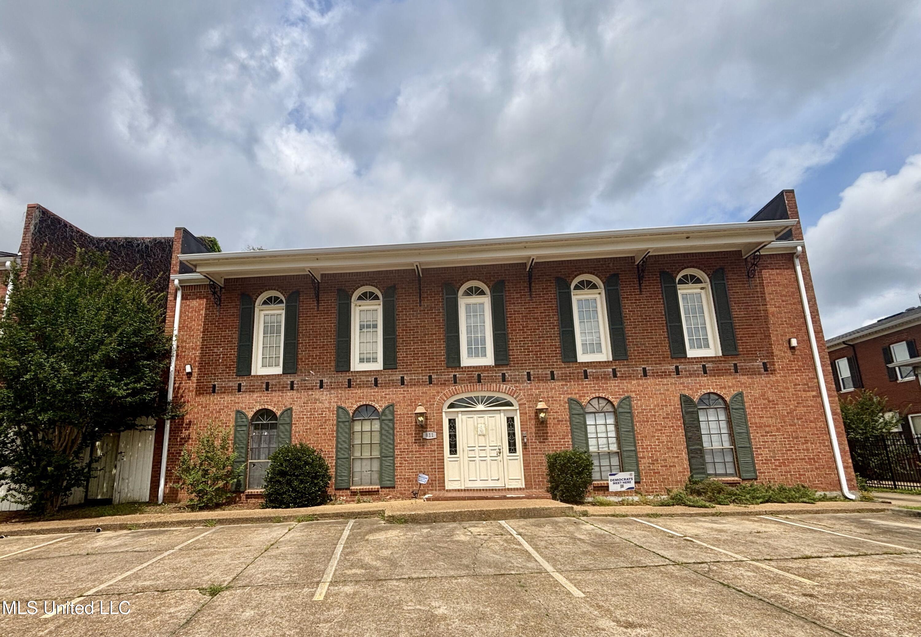 811 E River Place Property Photo 1