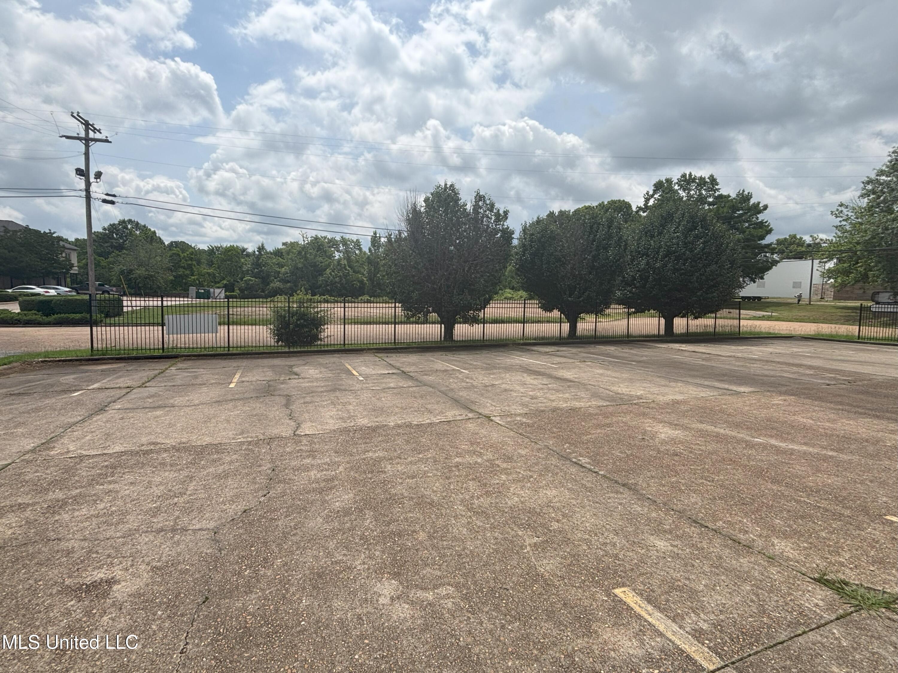 811 E River Place Property Photo 2