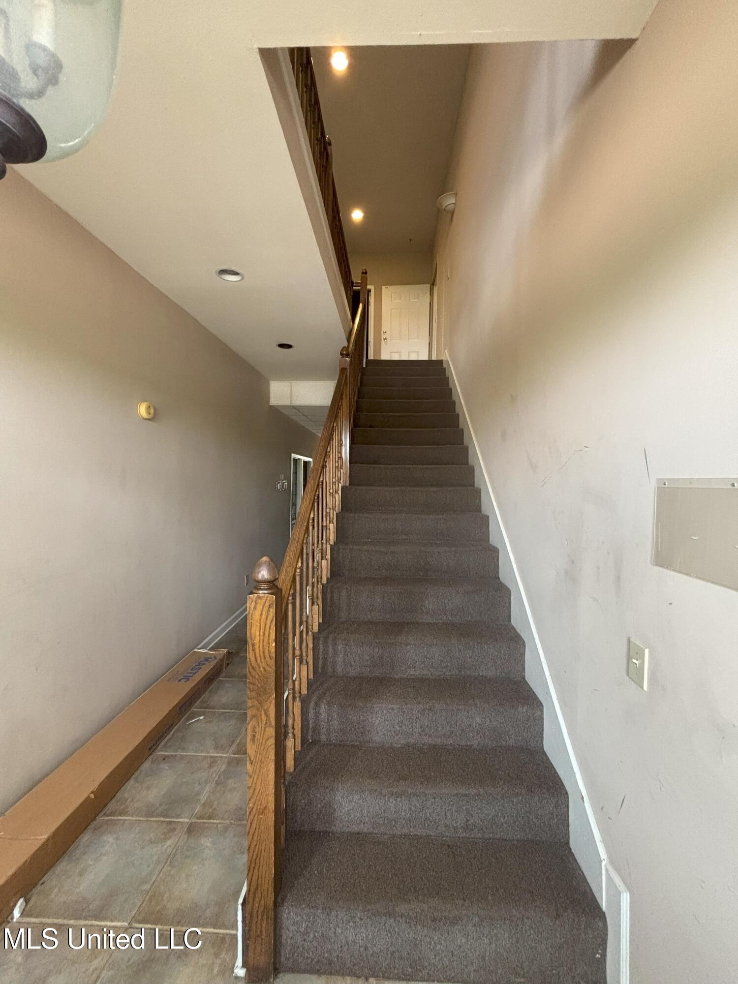 811 E River Place Property Photo 3