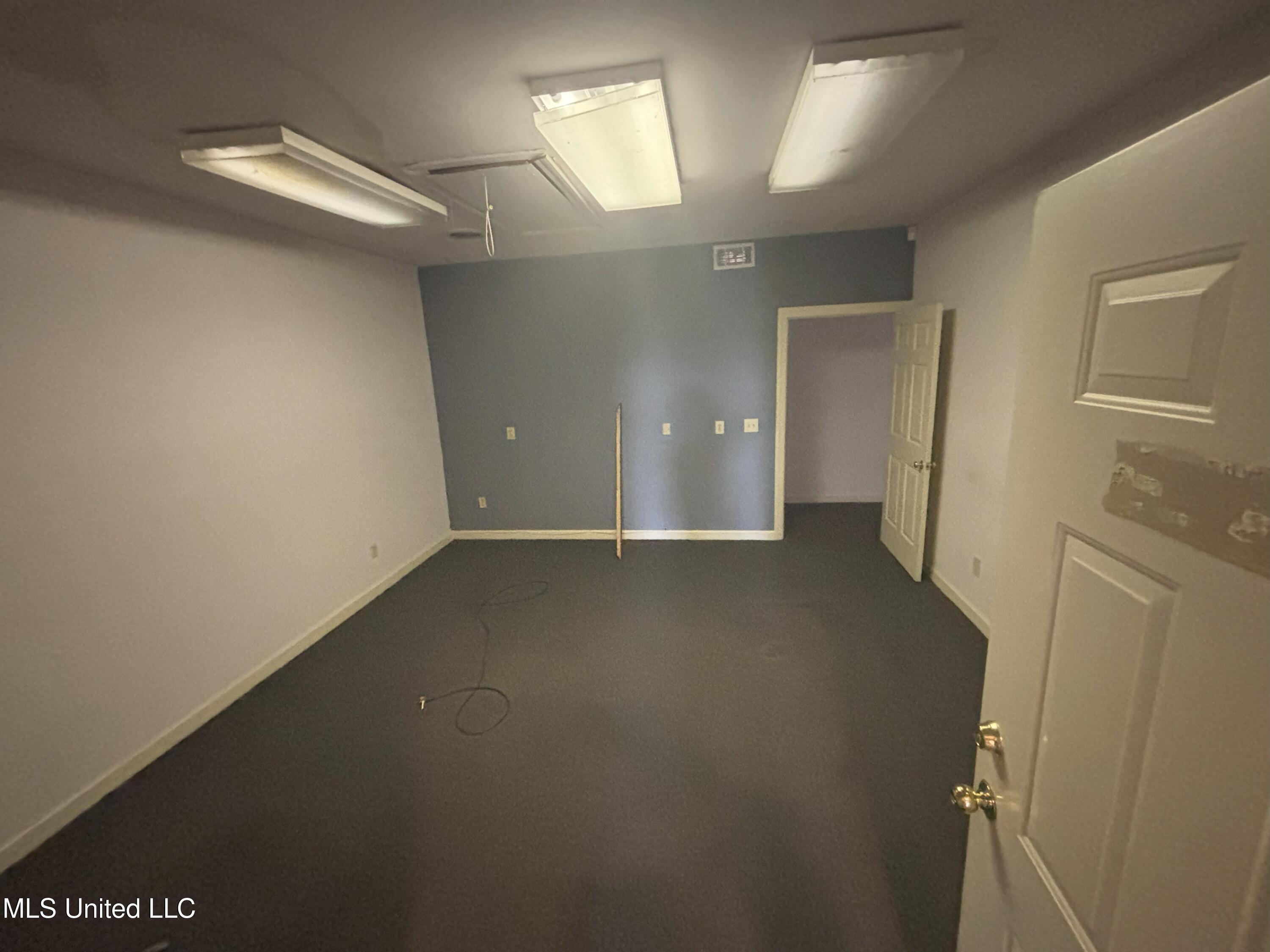 811 E River Place Property Photo 4