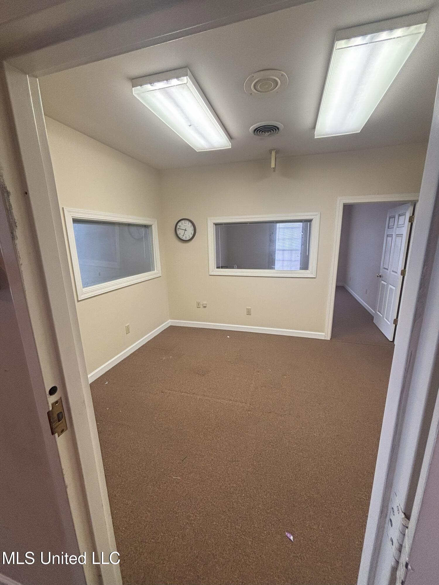 811 E River Place Property Photo 5