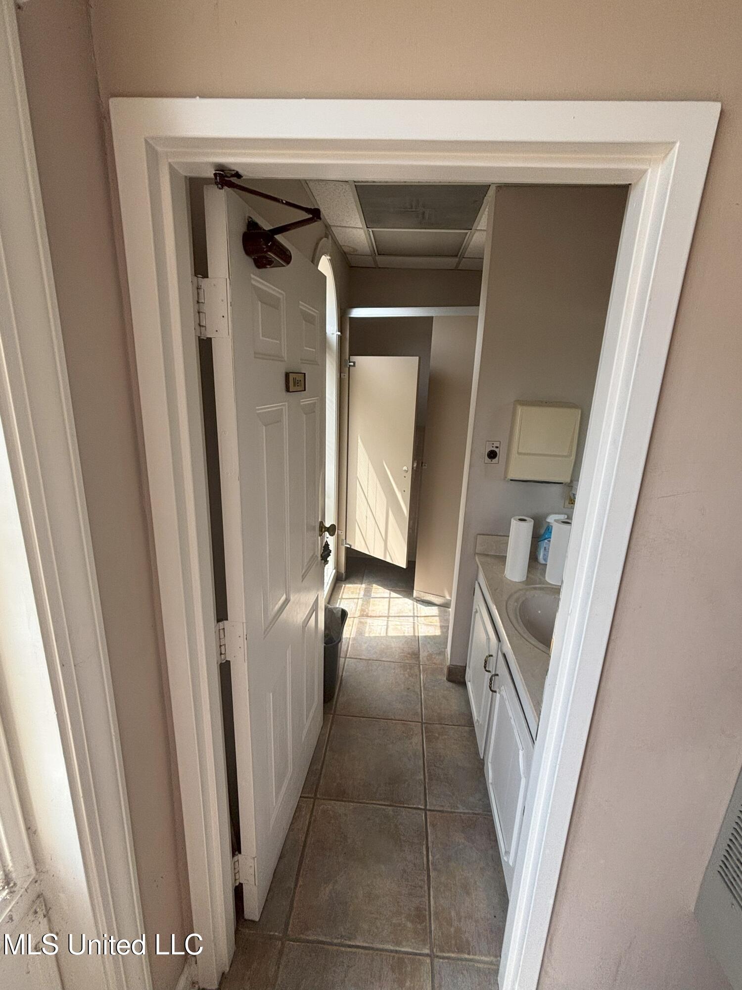 811 E River Place Property Photo 6