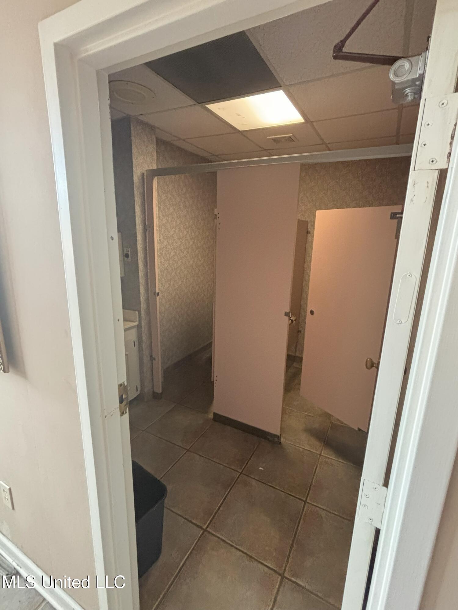 811 E River Place Property Photo 7