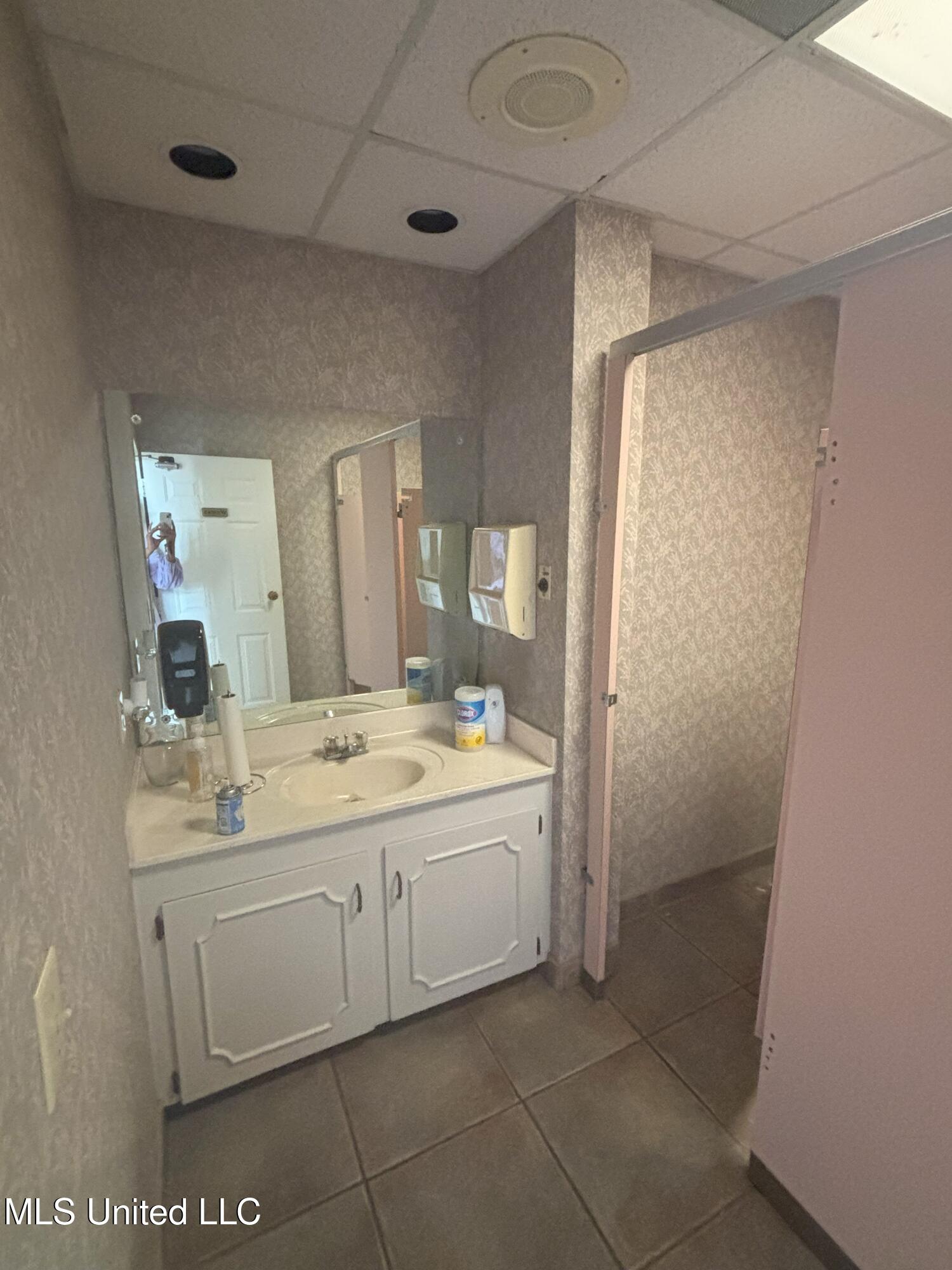 811 E River Place Property Photo 8