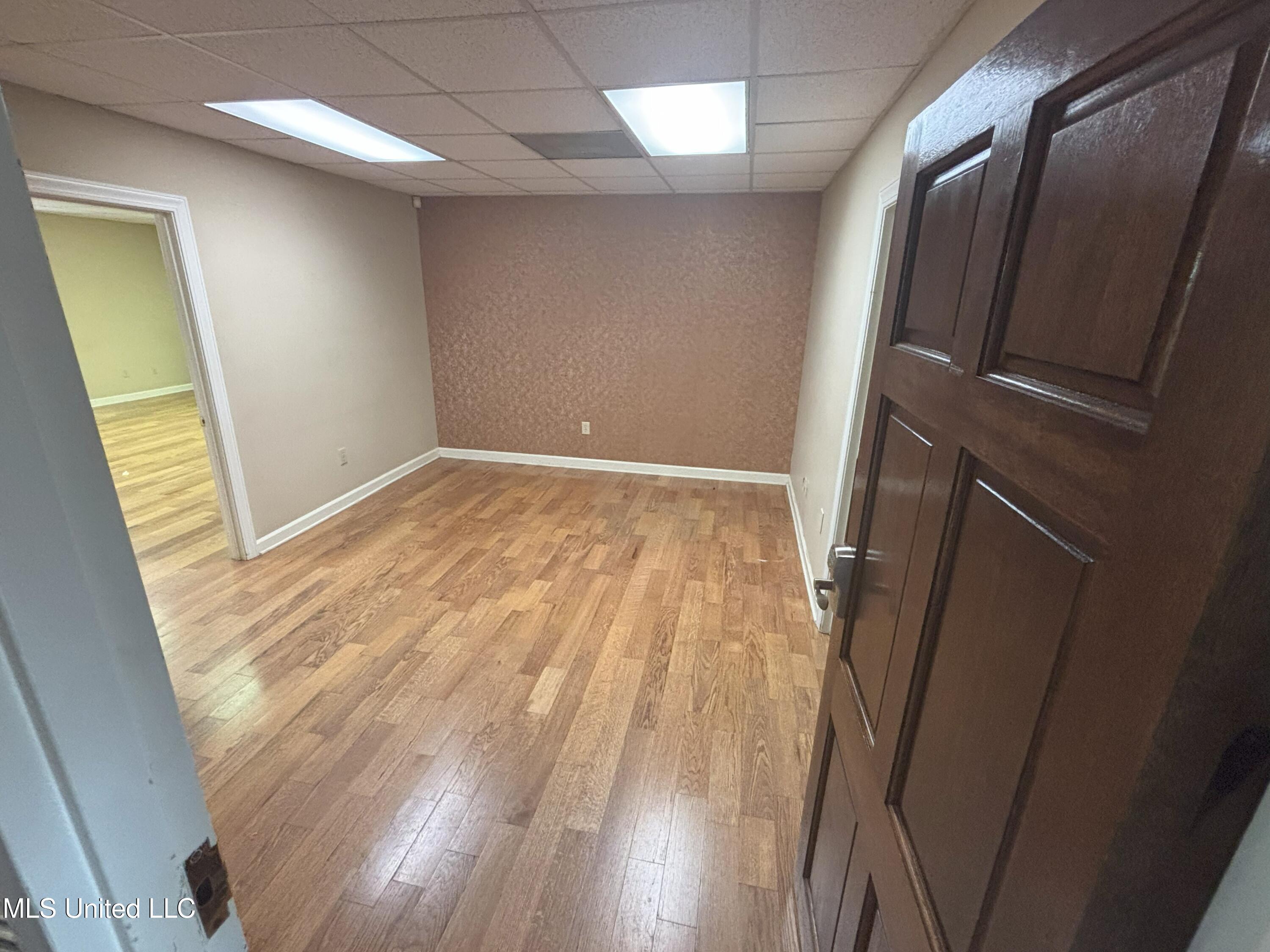 811 E River Place Property Photo 9