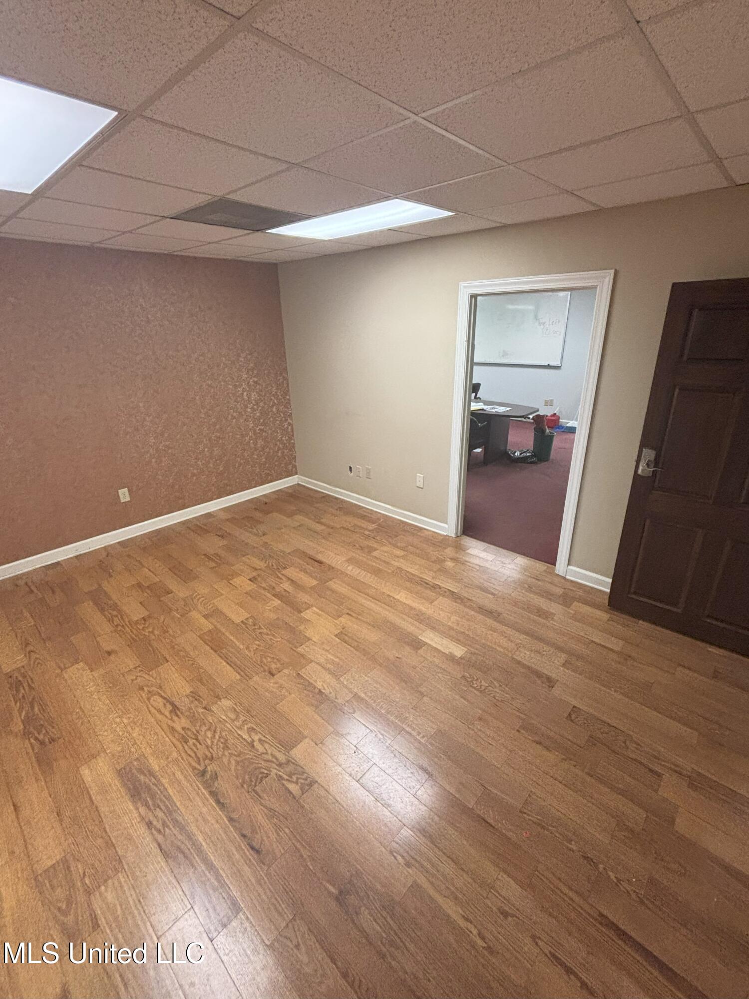 811 E River Place Property Photo 10