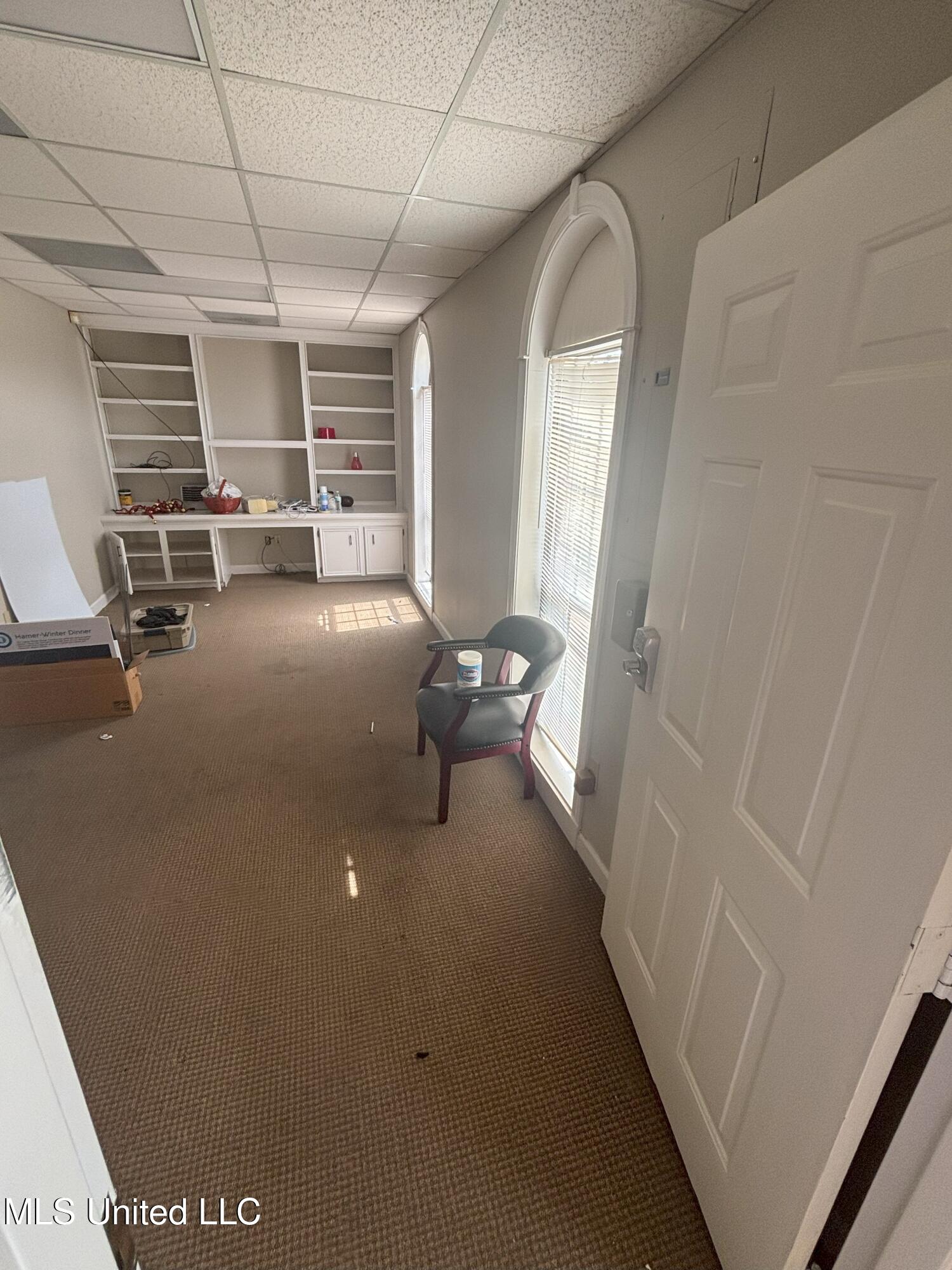 811 E River Place Property Photo 11