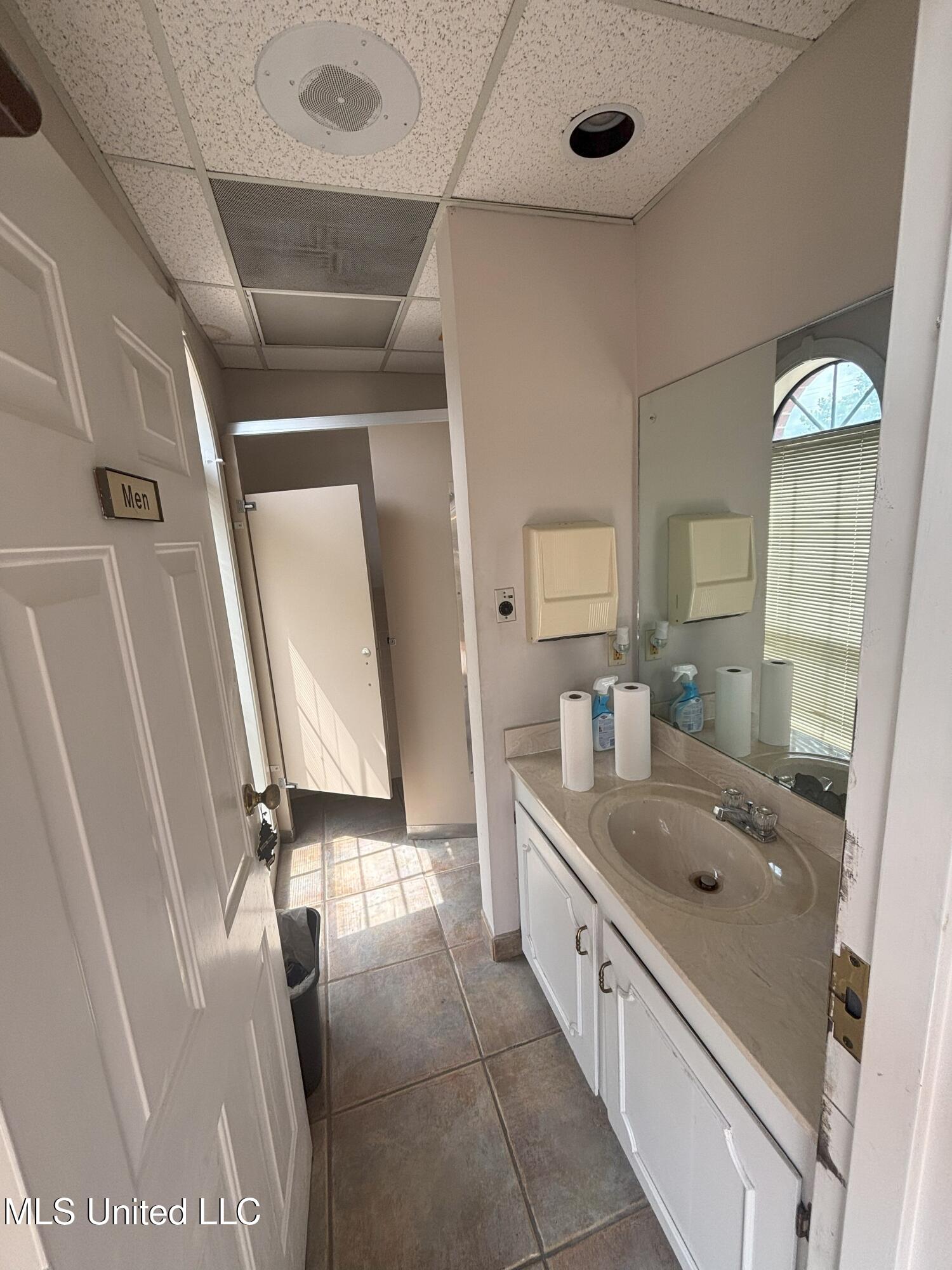 811 E River Place Property Photo 12