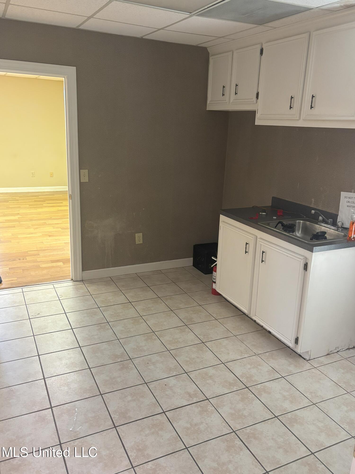 811 E River Place Property Photo 13