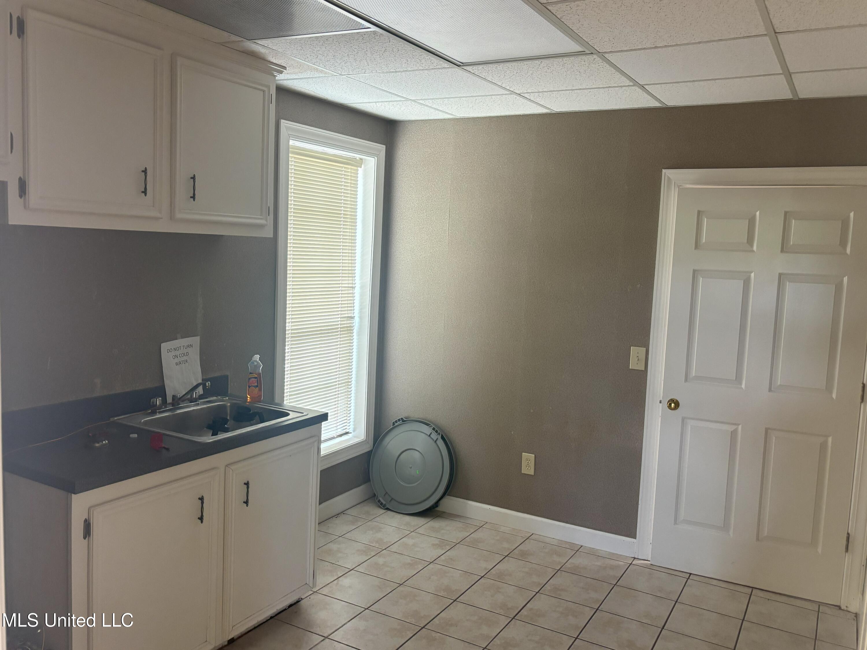 811 E River Place Property Photo 14