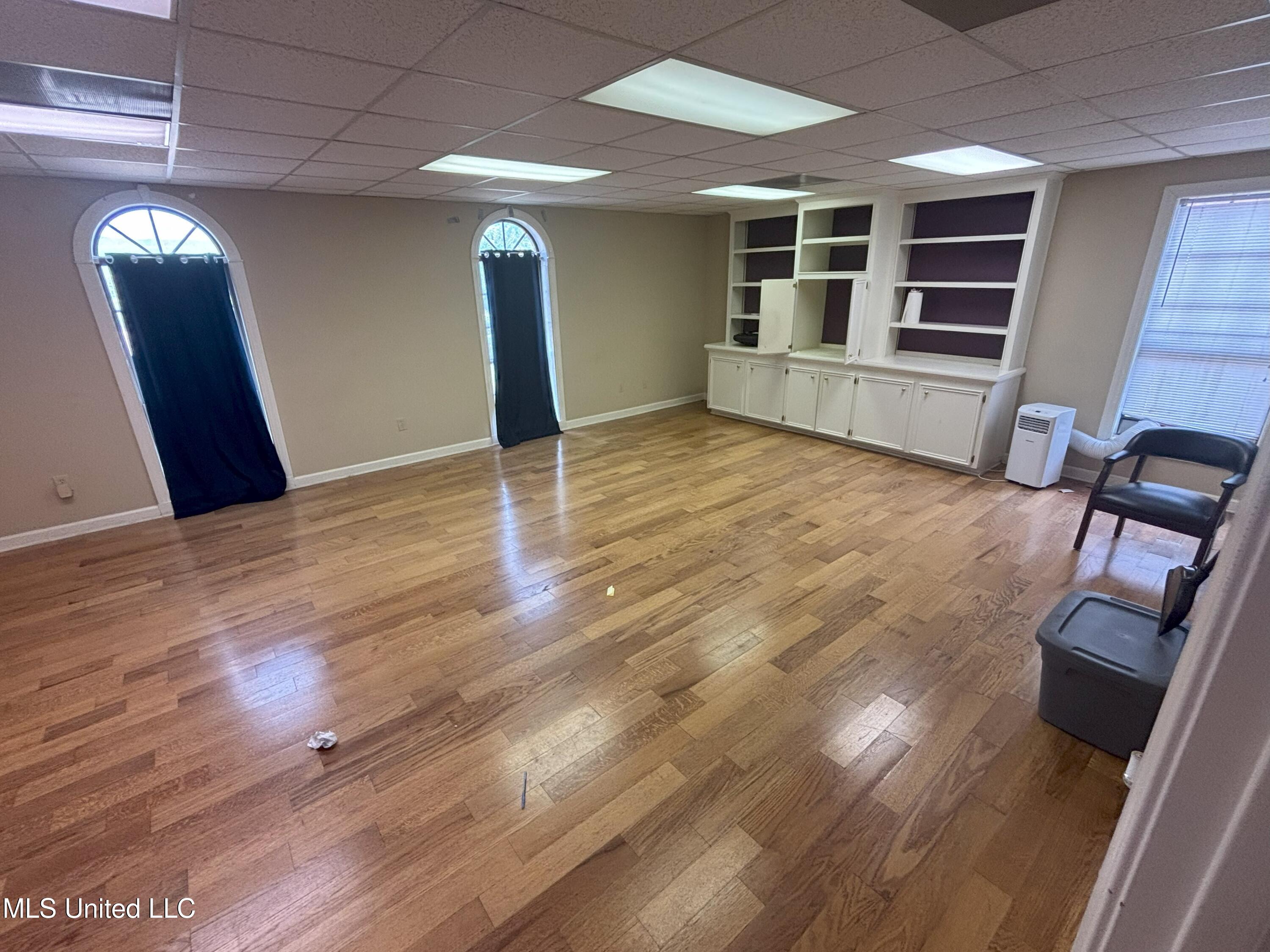 811 E River Place Property Photo 15