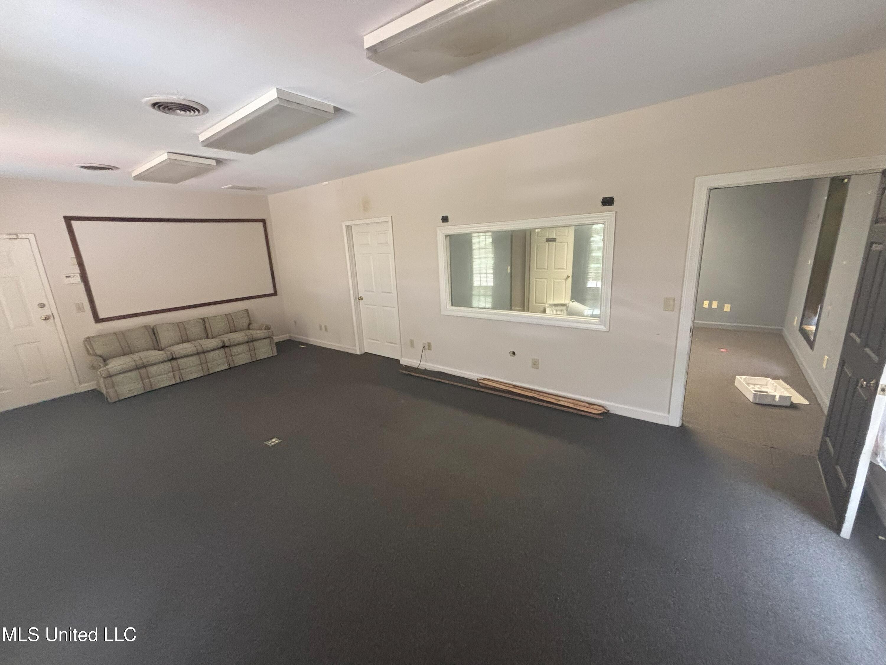 811 E River Place Property Photo 16