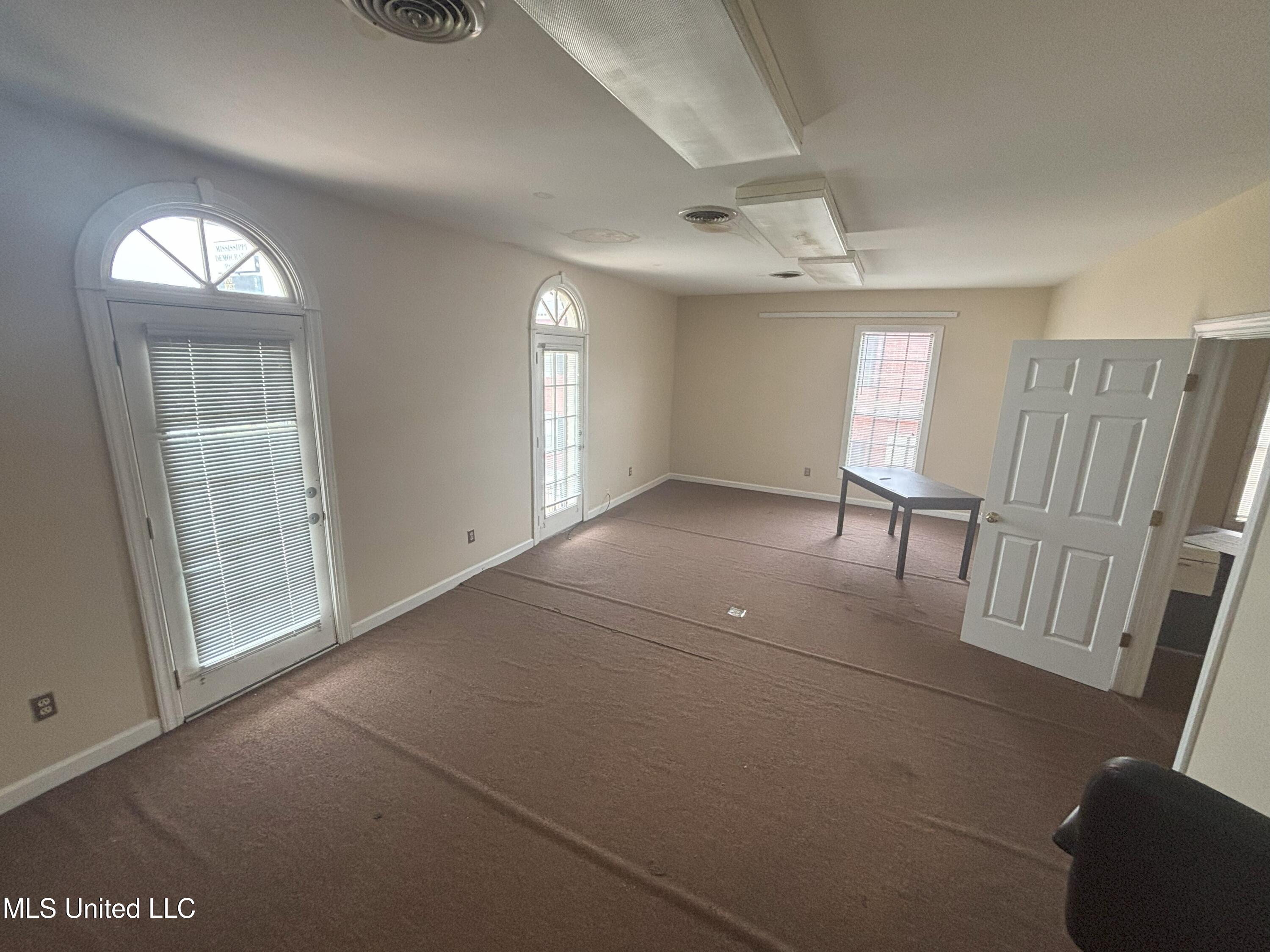 811 E River Place Property Photo 17