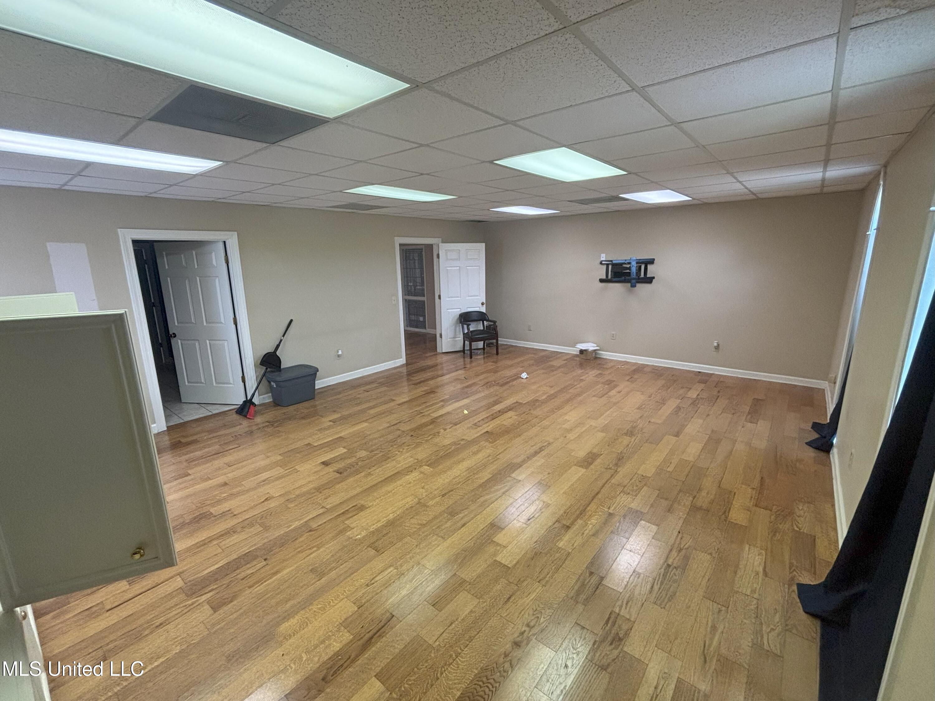 811 E River Place Property Photo 18