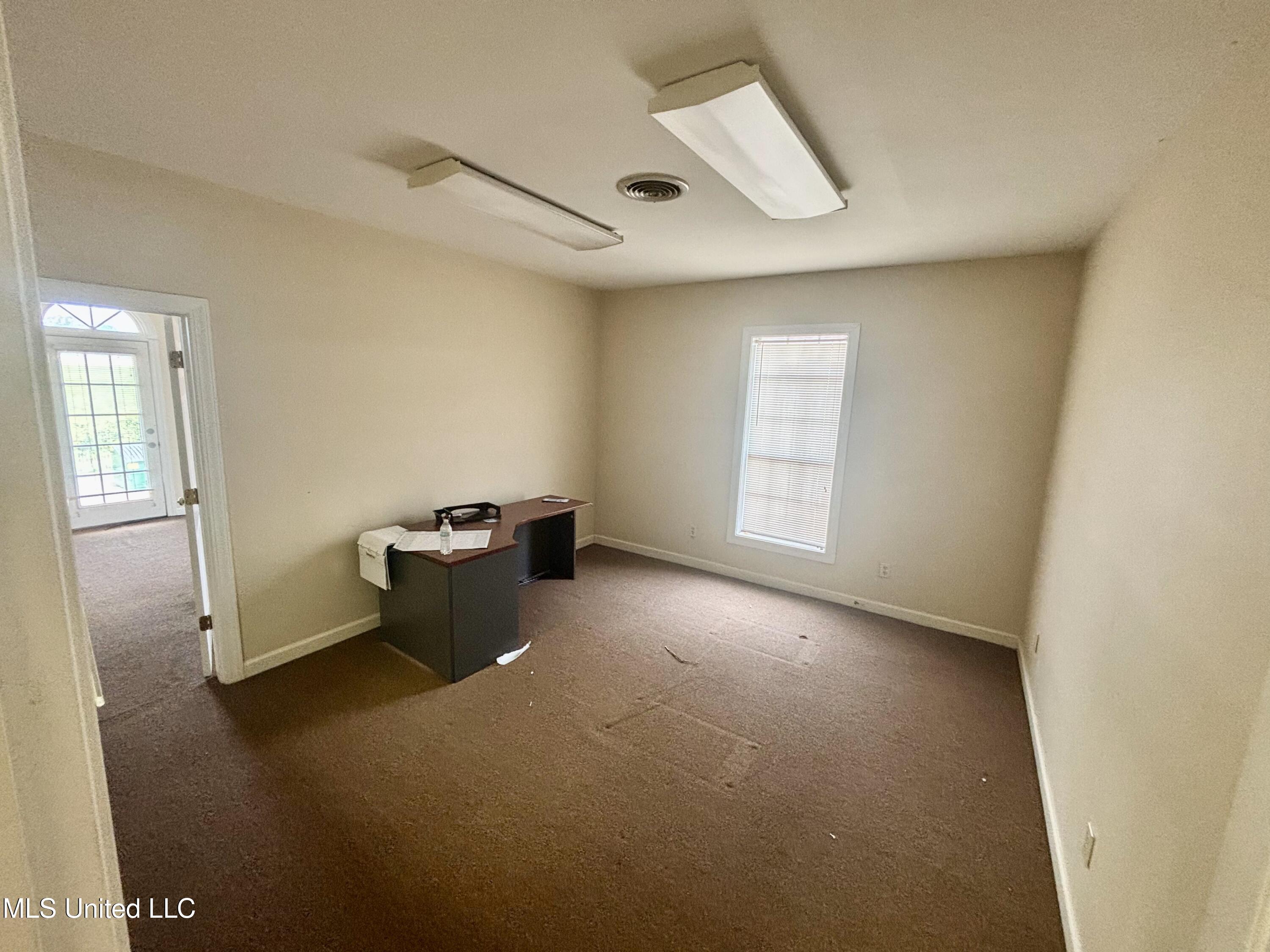 811 E River Place Property Photo 20