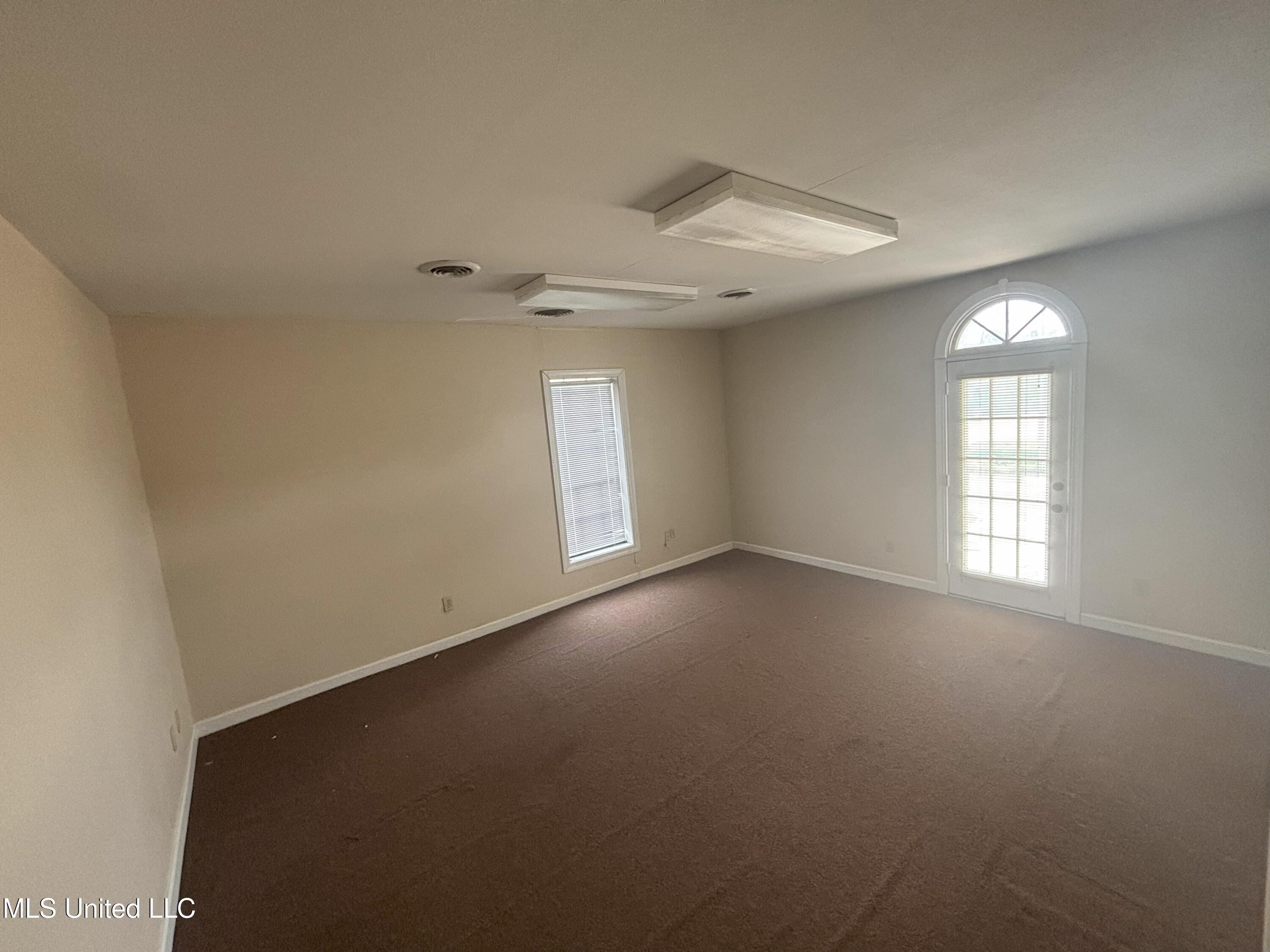811 E River Place Property Photo 21