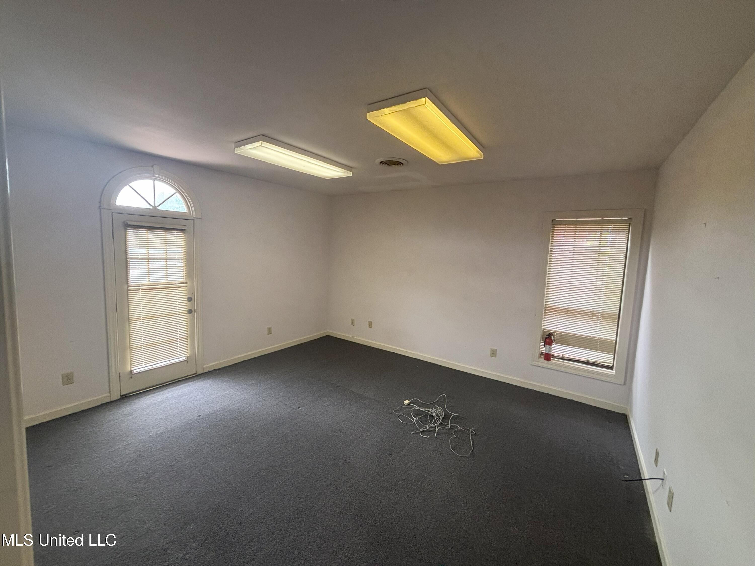 811 E River Place Property Photo 22