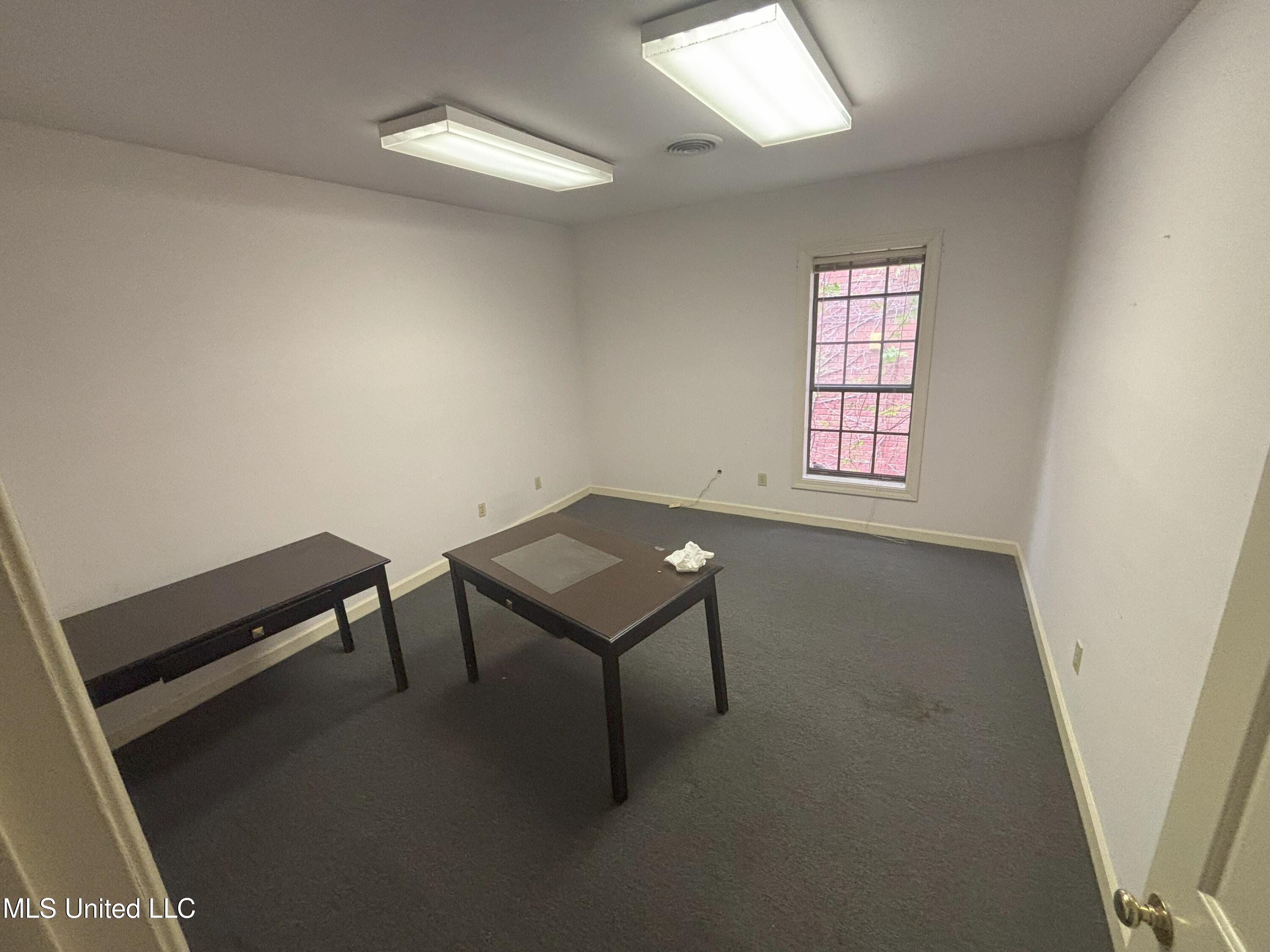 811 E River Place Property Photo 24