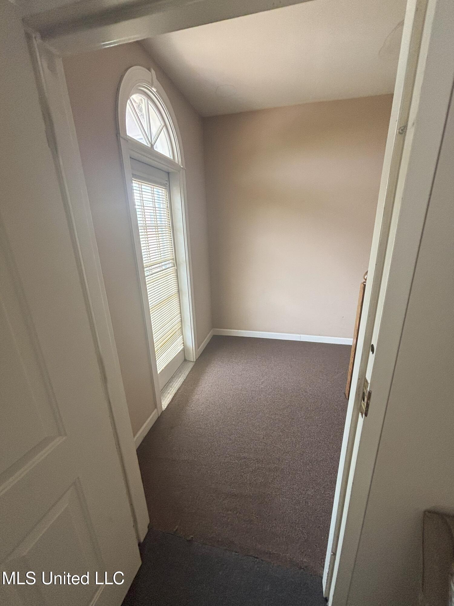 811 E River Place Property Photo 25