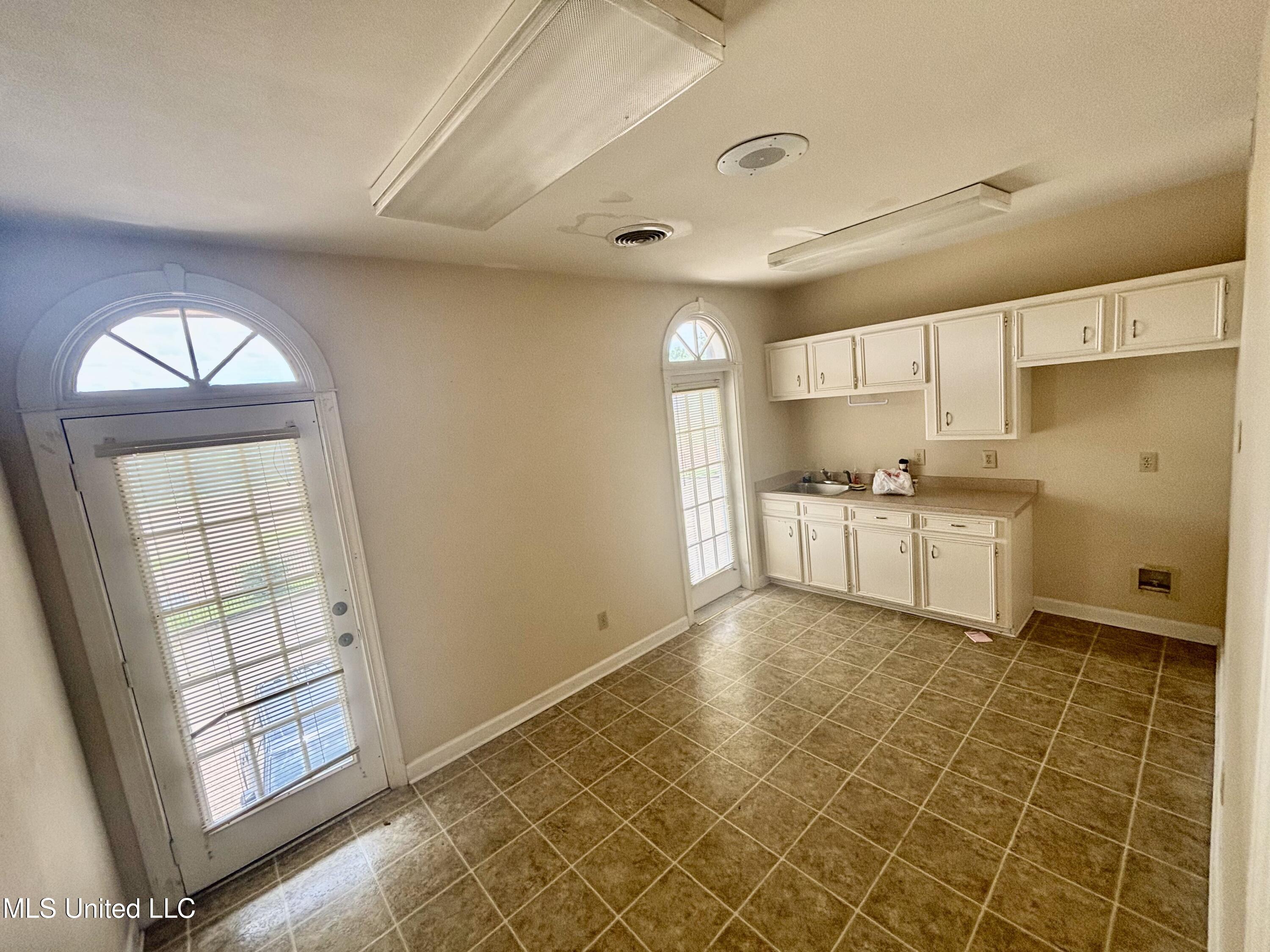 811 E River Place Property Photo 27