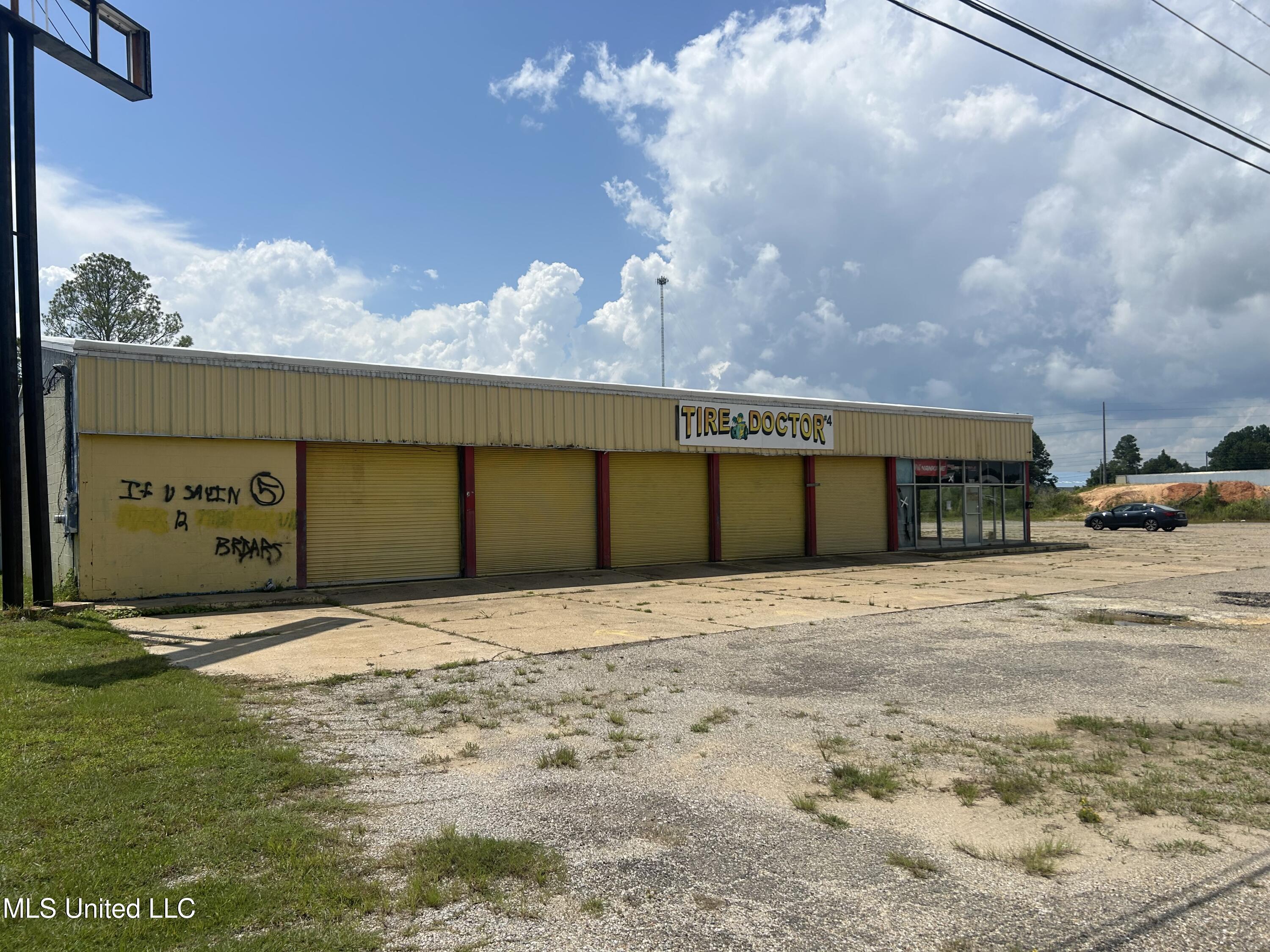 5301 Veterans Boulevard Property Photo