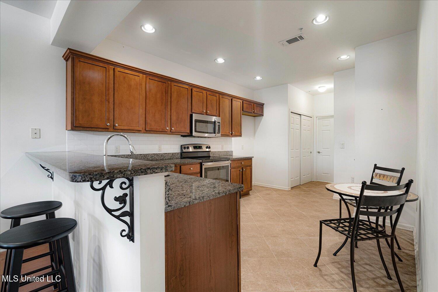 8817 Parkview Oaks Circle Property Photo 11
