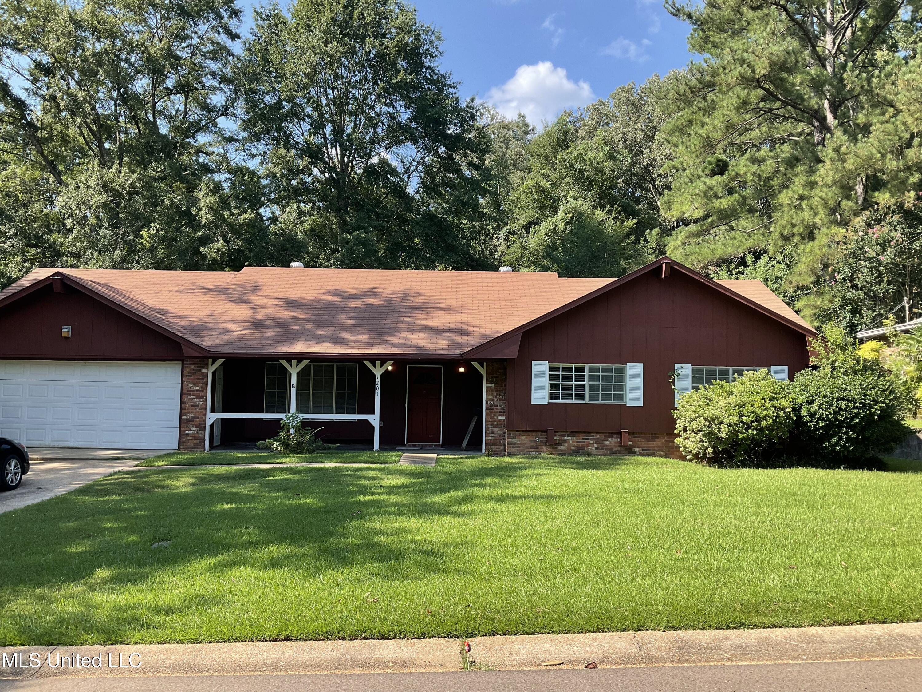 1201 Pineview Drive