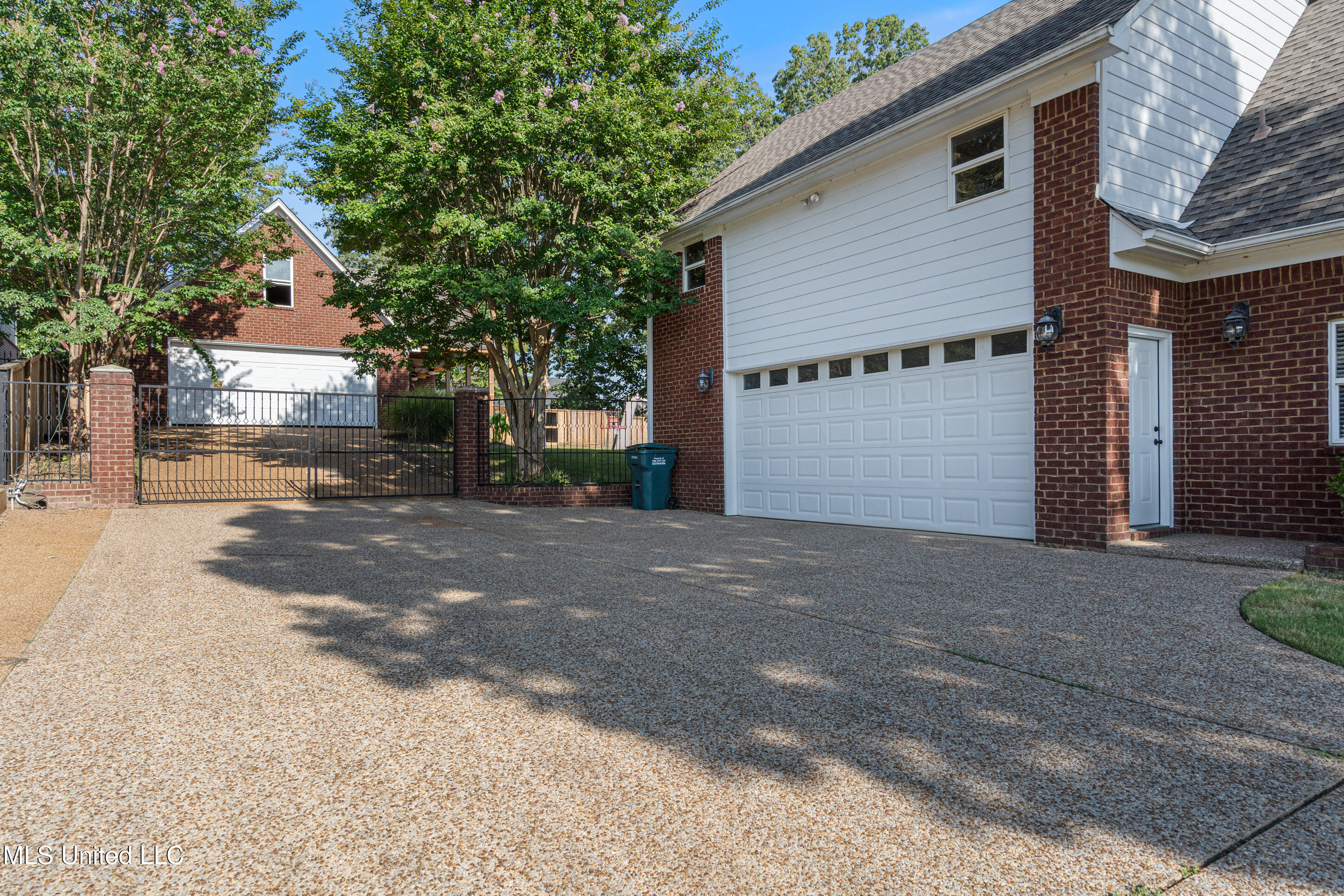 5137 Meadow Pointe Drive Property Photo 4