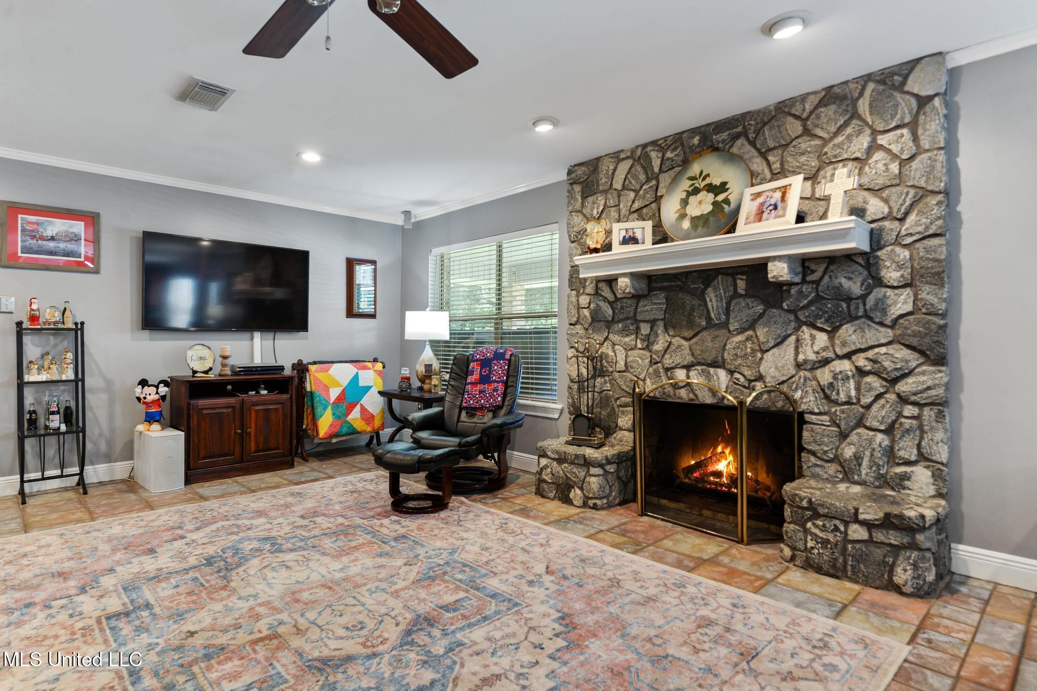 19085 Commission Road Property Photo 5