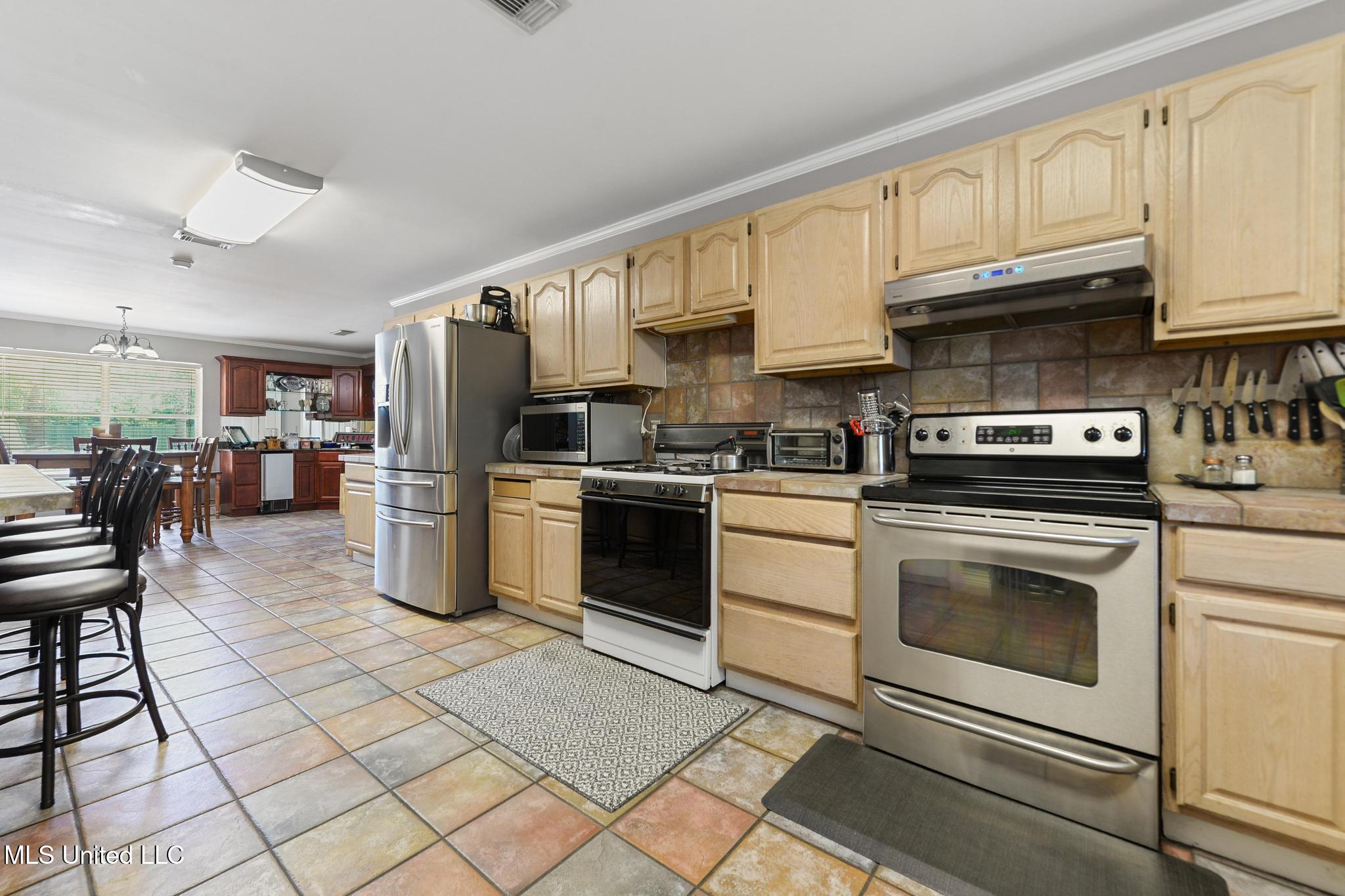 19085 Commission Road Property Photo 14