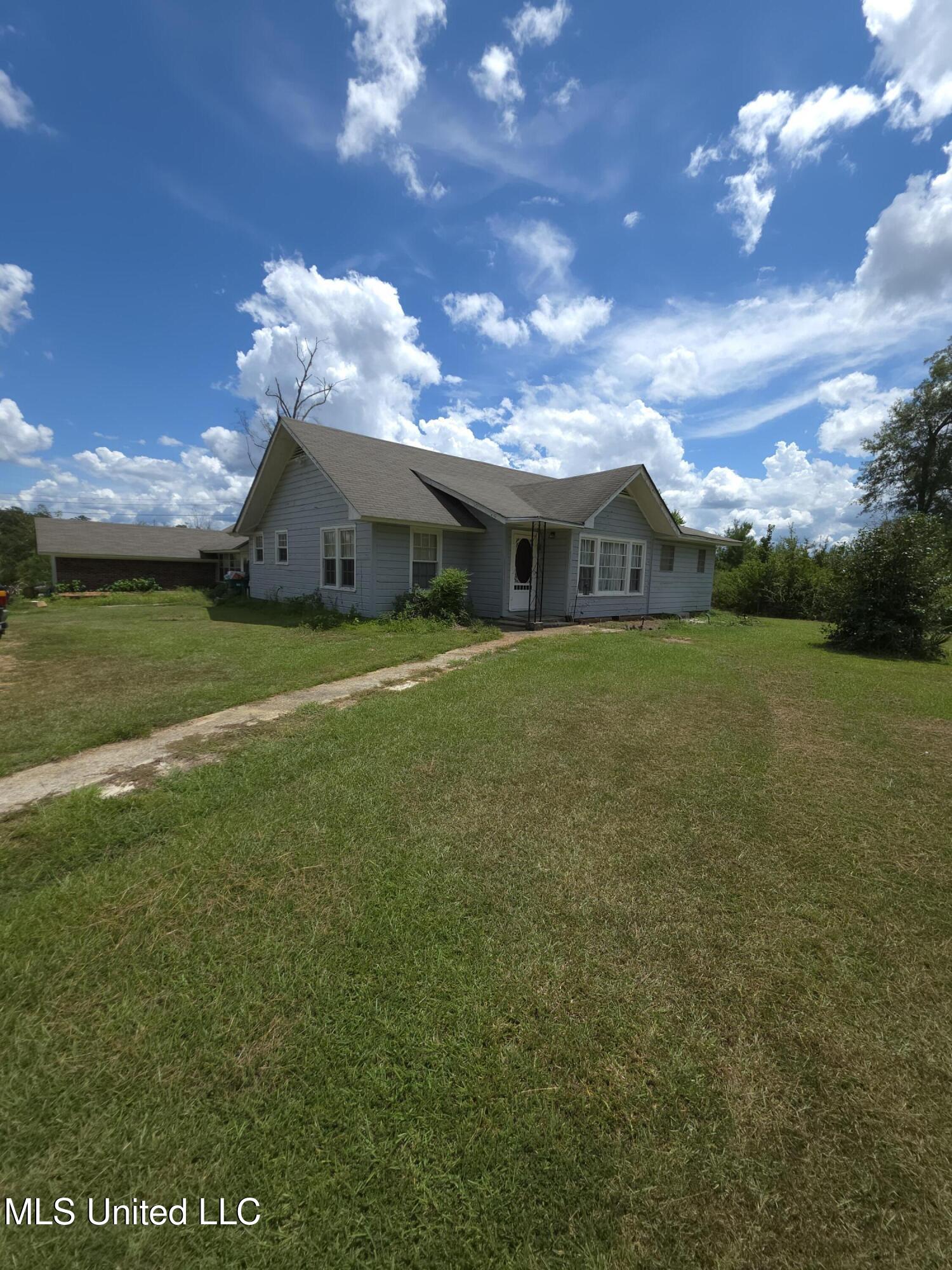 46 Ne Denham Lane Property Photo 1