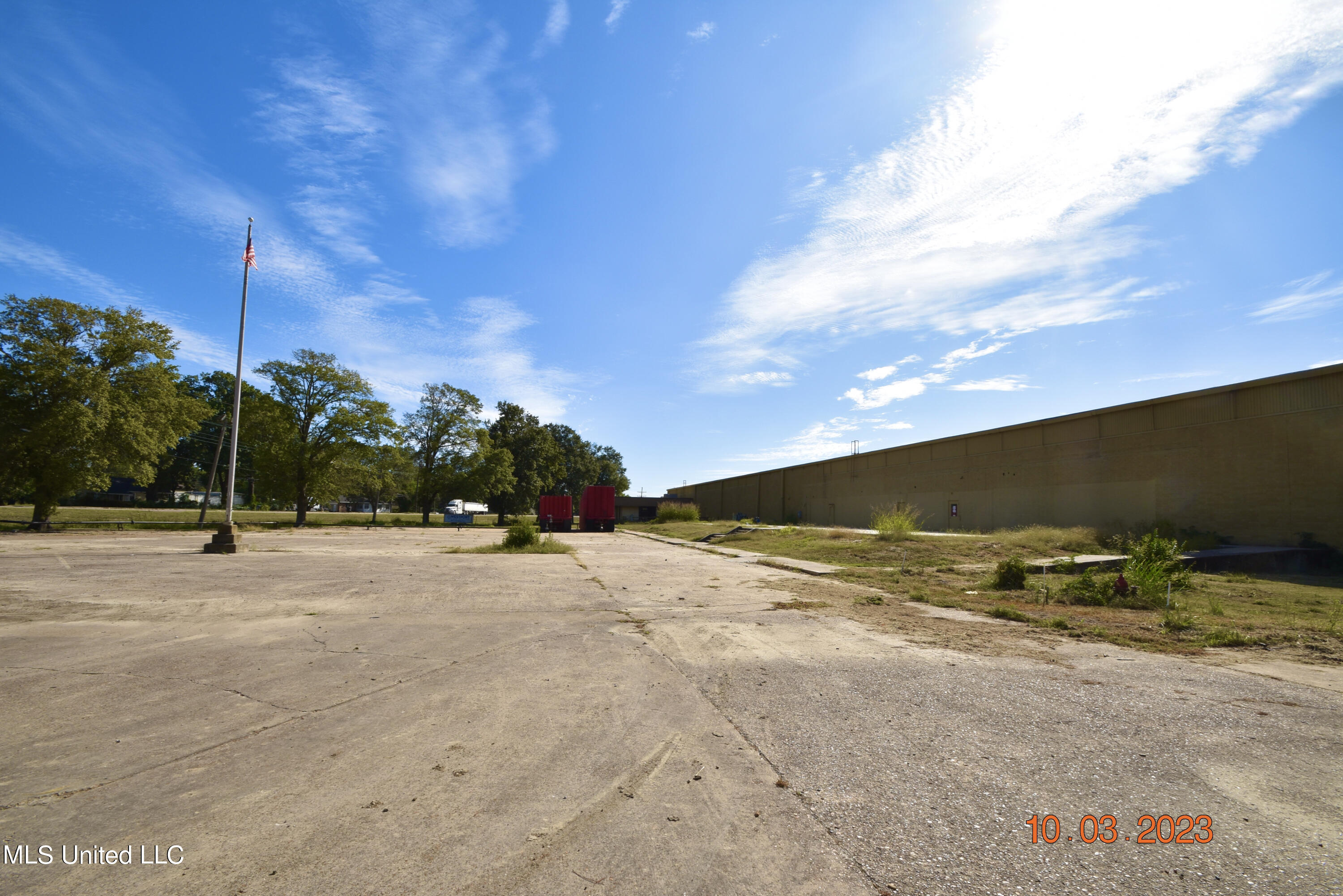 956 N Broadway Street Property Photo 7