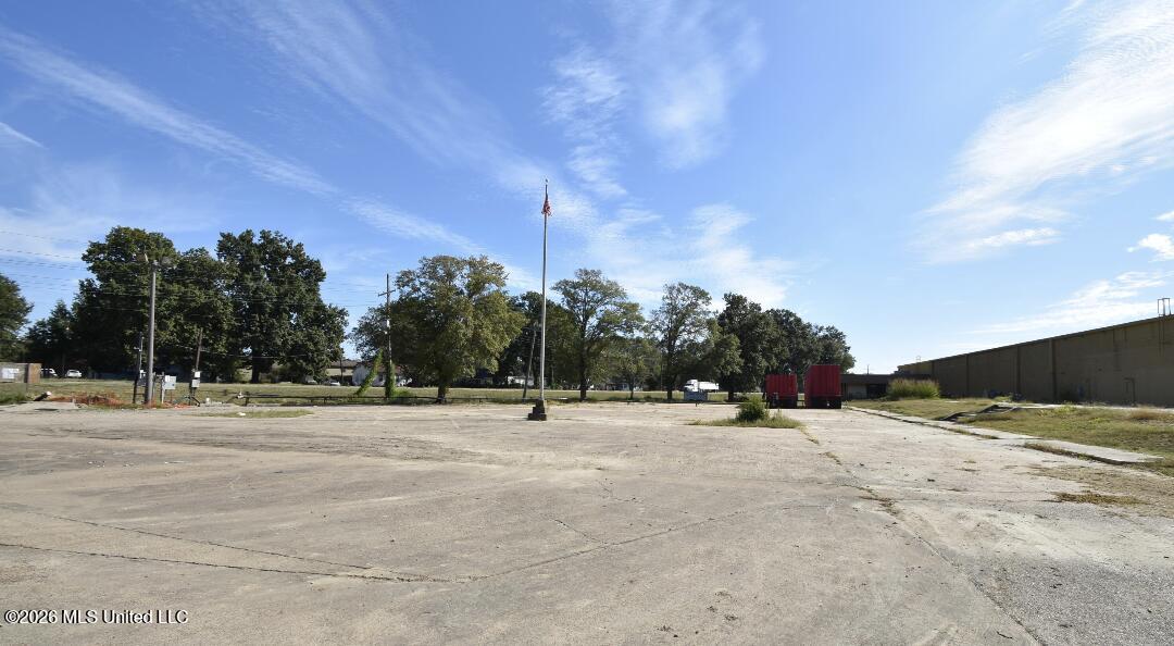956 N Broadway Street Property Photo 7