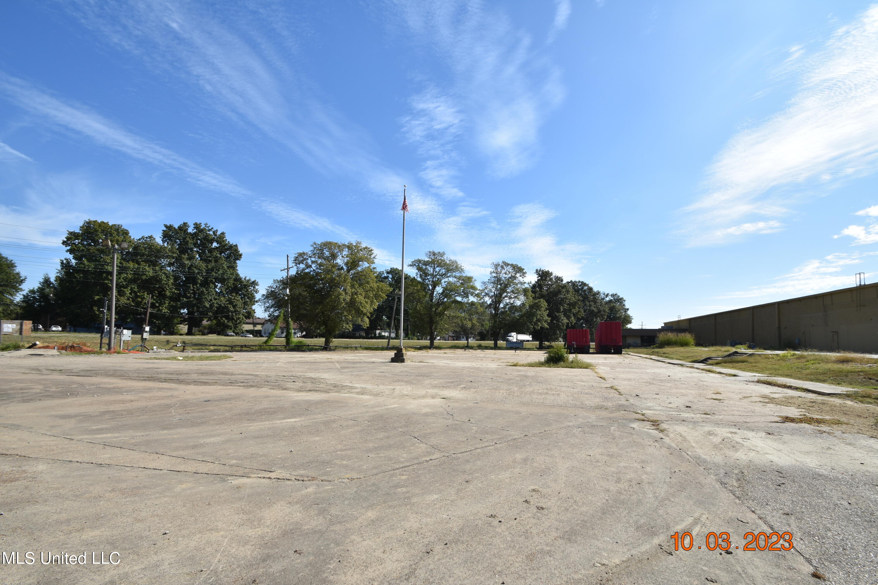 956 N Broadway Street Property Photo 8