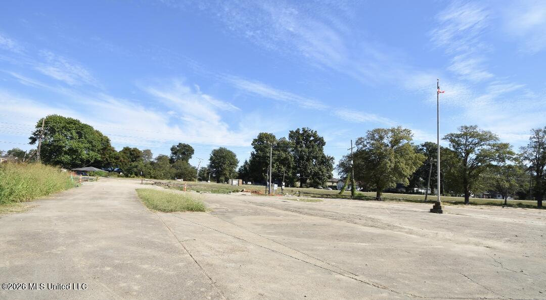 956 N Broadway Street Property Photo 8