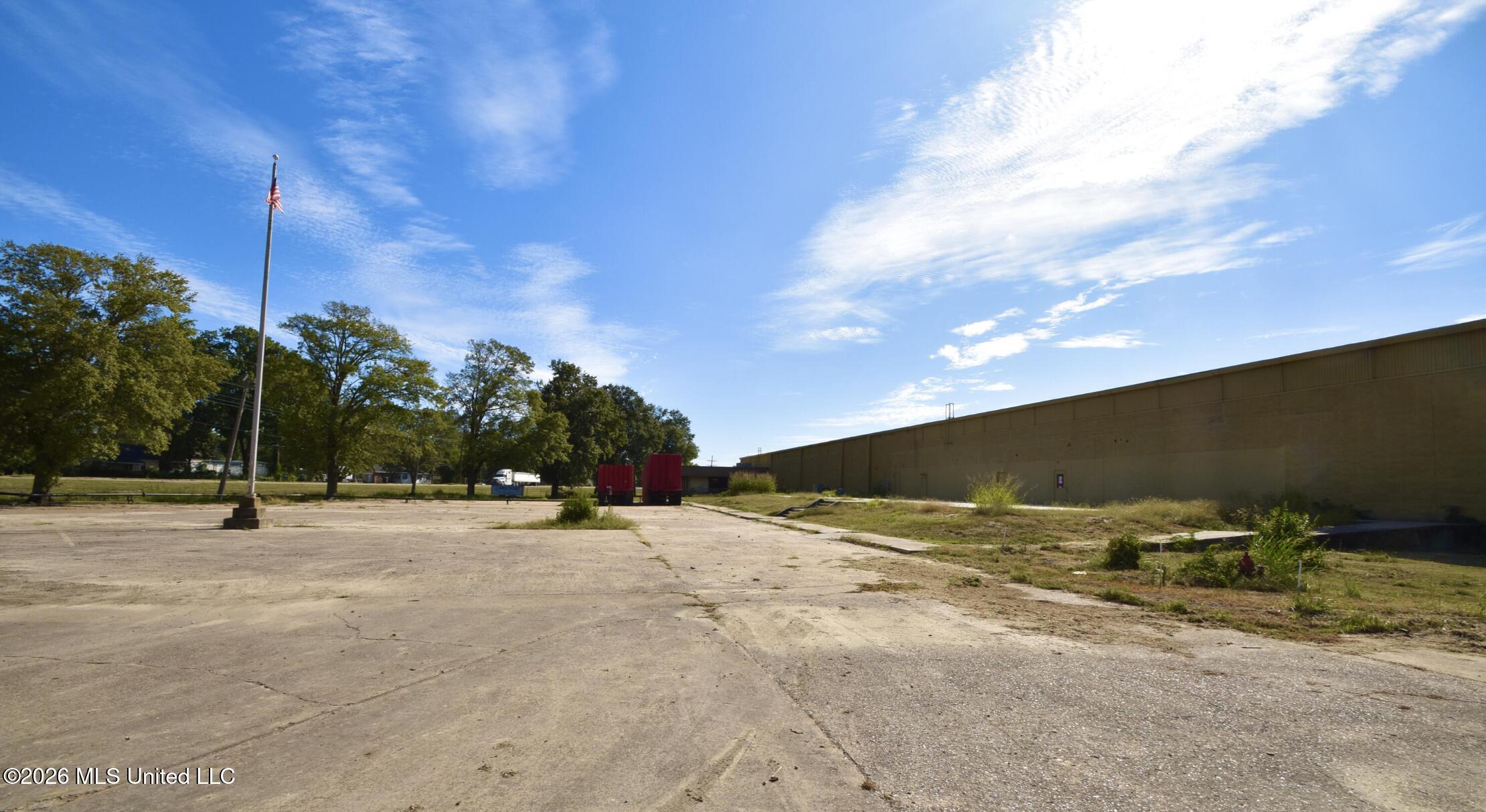 956 N Broadway Street Property Photo 9