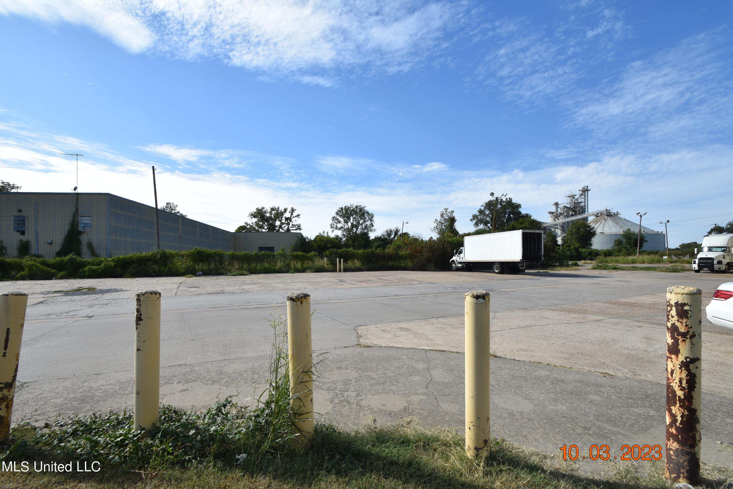 956 N Broadway Street Property Photo 15