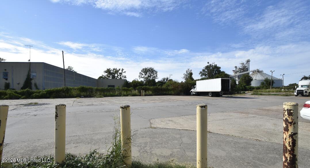 956 N Broadway Street Property Photo 15