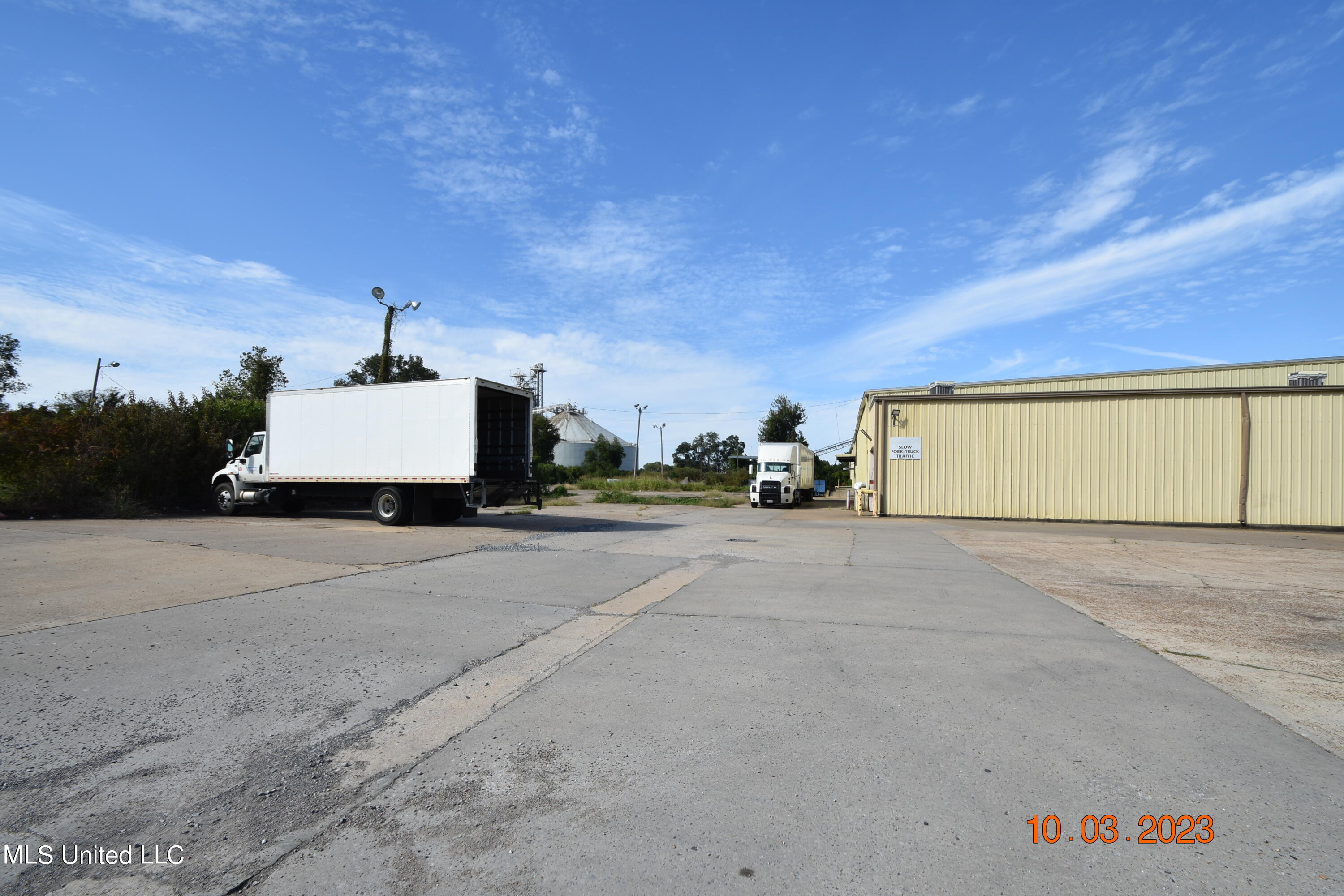 956 N Broadway Street Property Photo 16