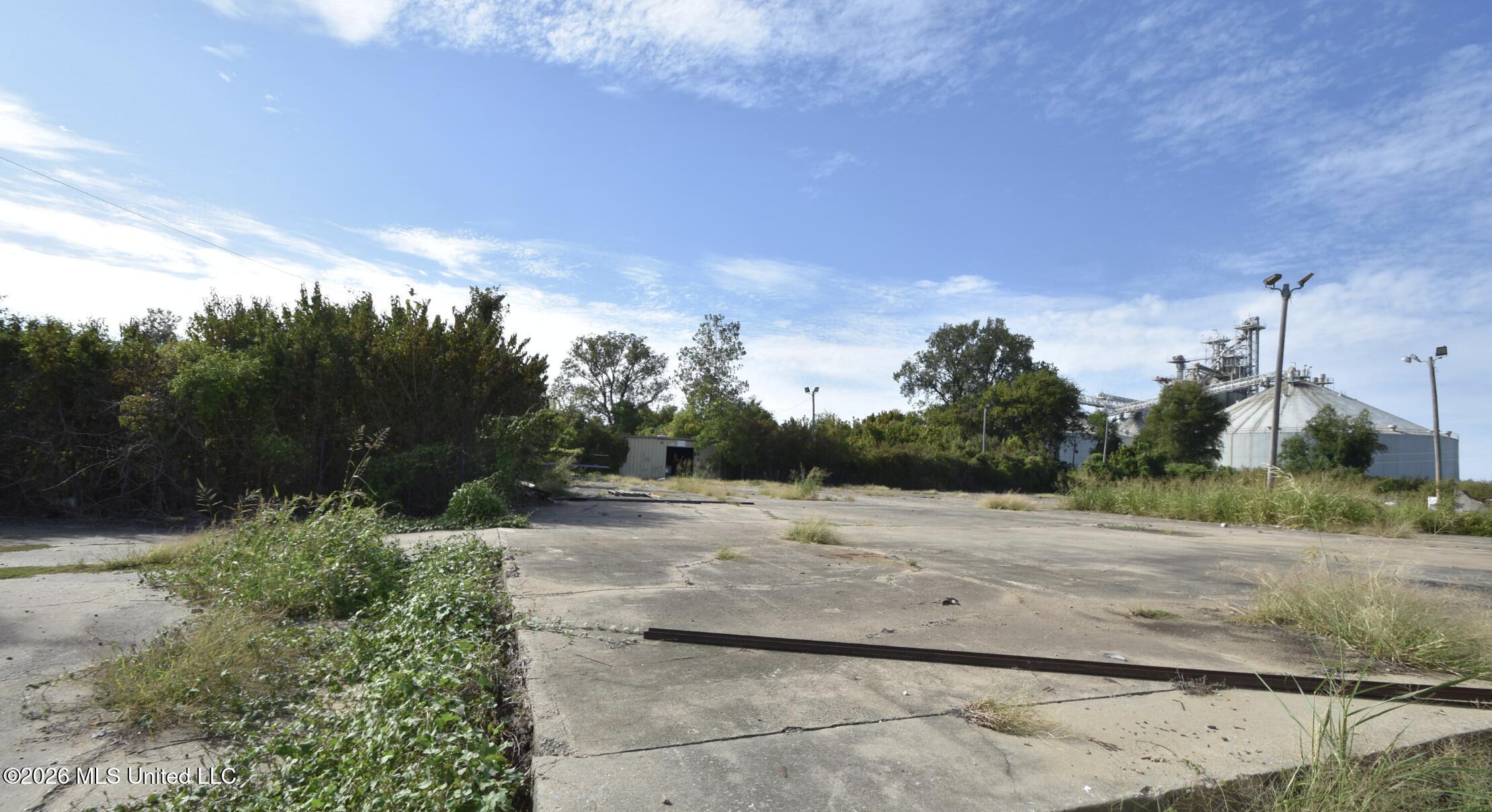 956 N Broadway Street Property Photo 19