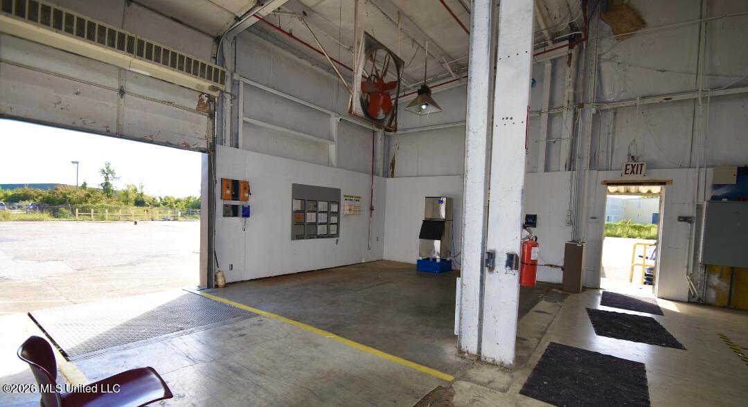 956 N Broadway Street Property Photo 23