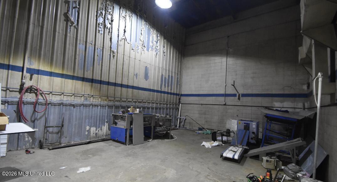 956 N Broadway Street Property Photo 47