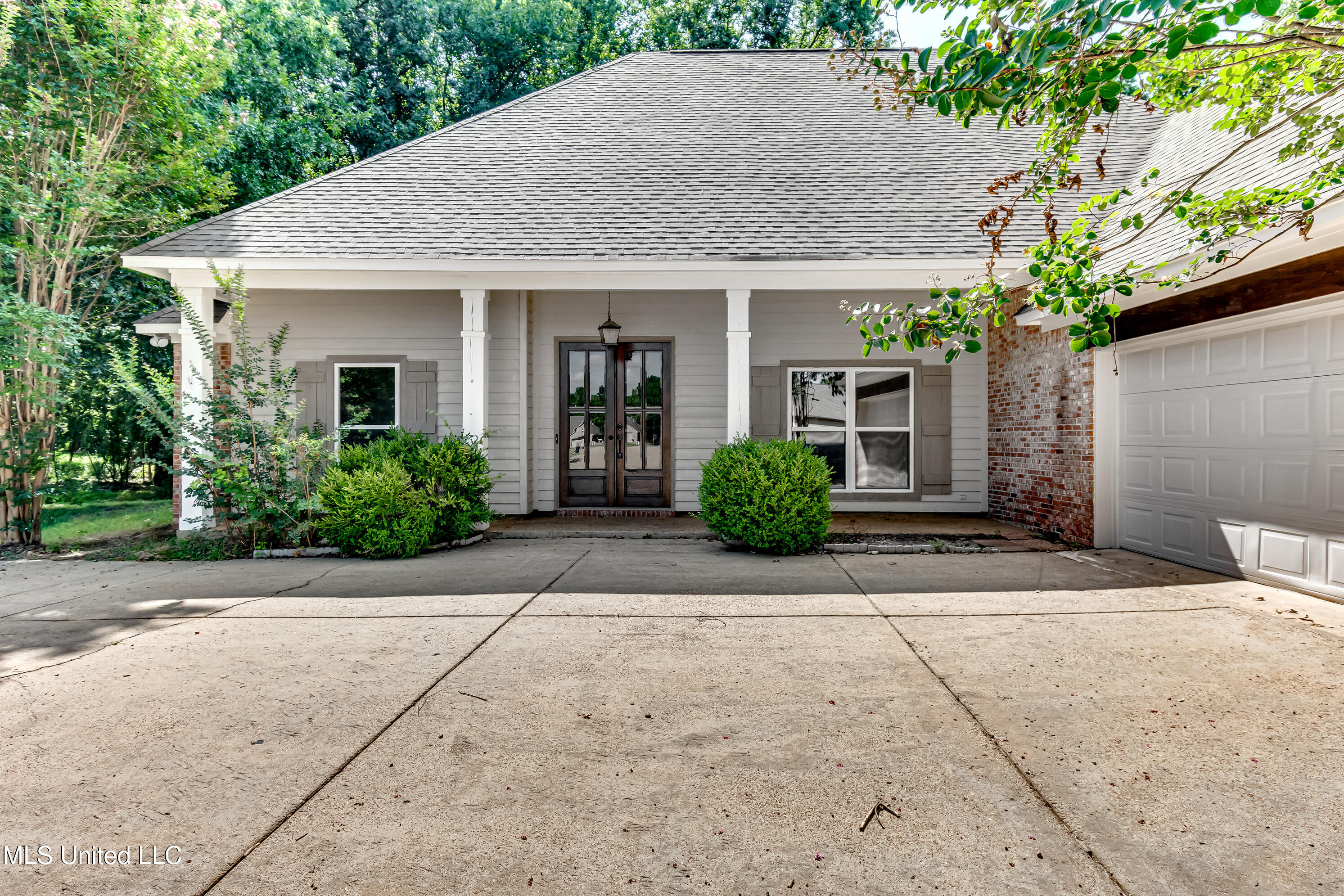 495 Madison Oaks Drive Property Photo 1