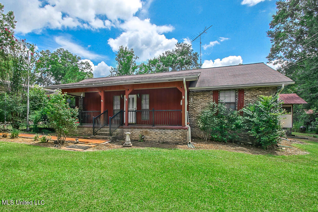 1560 Ne Bens Trail Property Photo 1