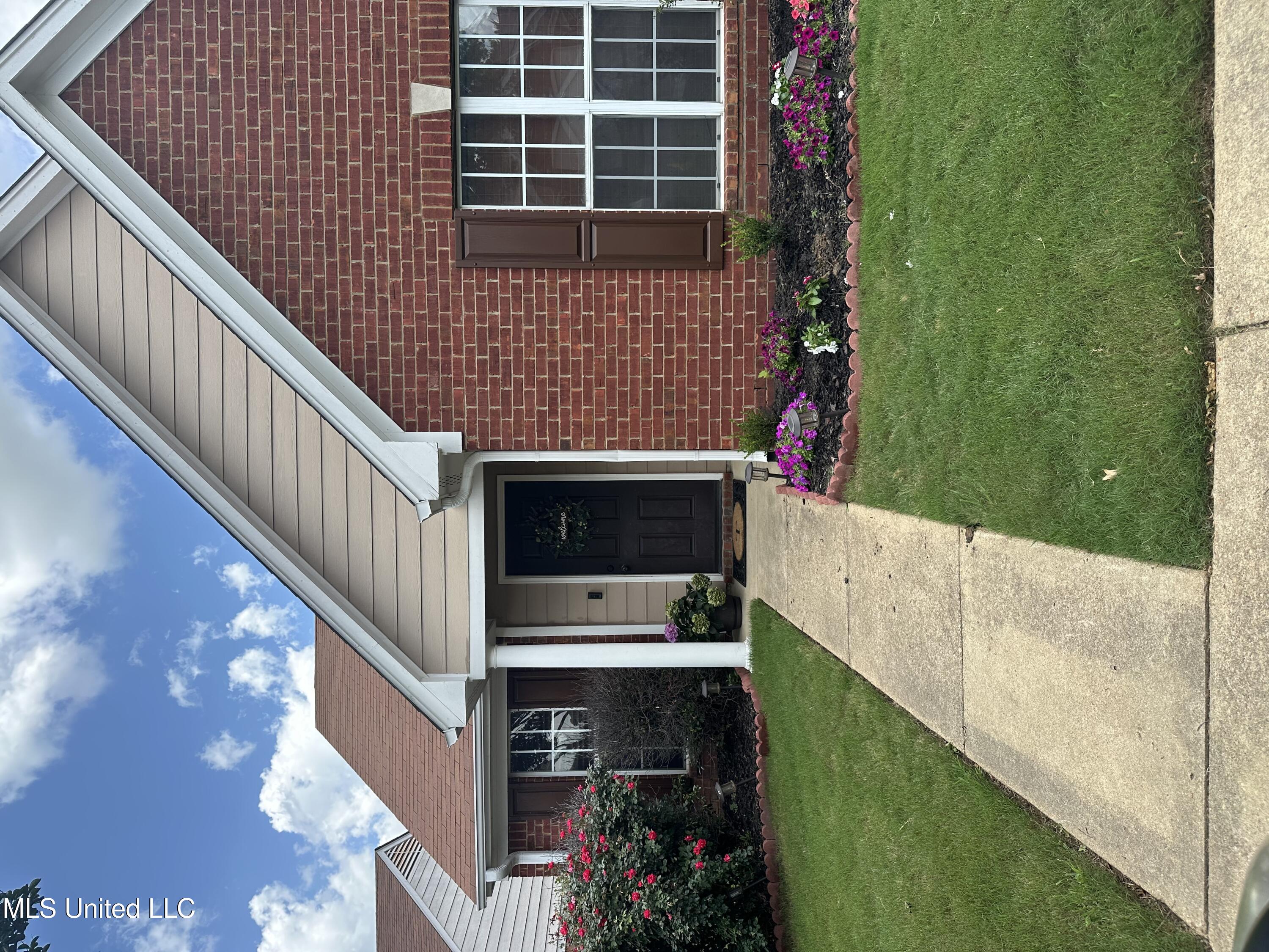 672 Grant Drive Property Photo 1