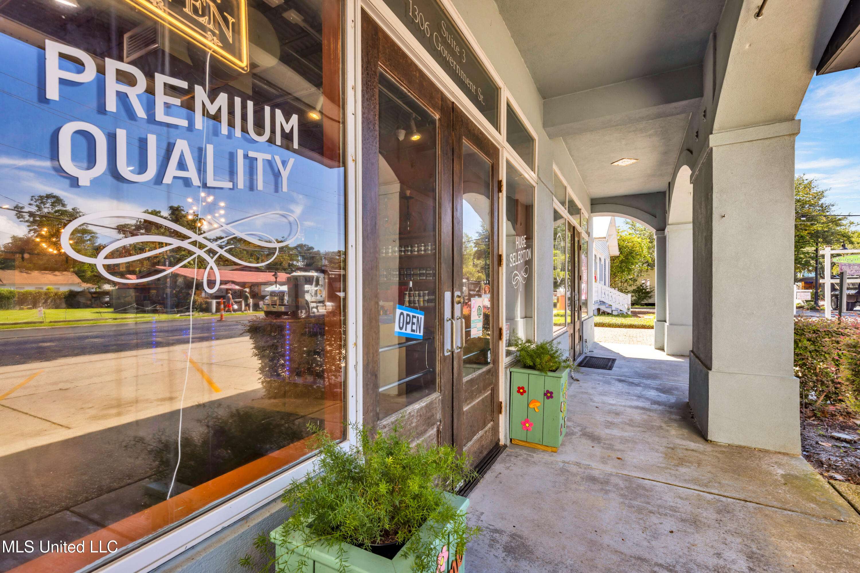 1304-06 Government Street Property Photo 8