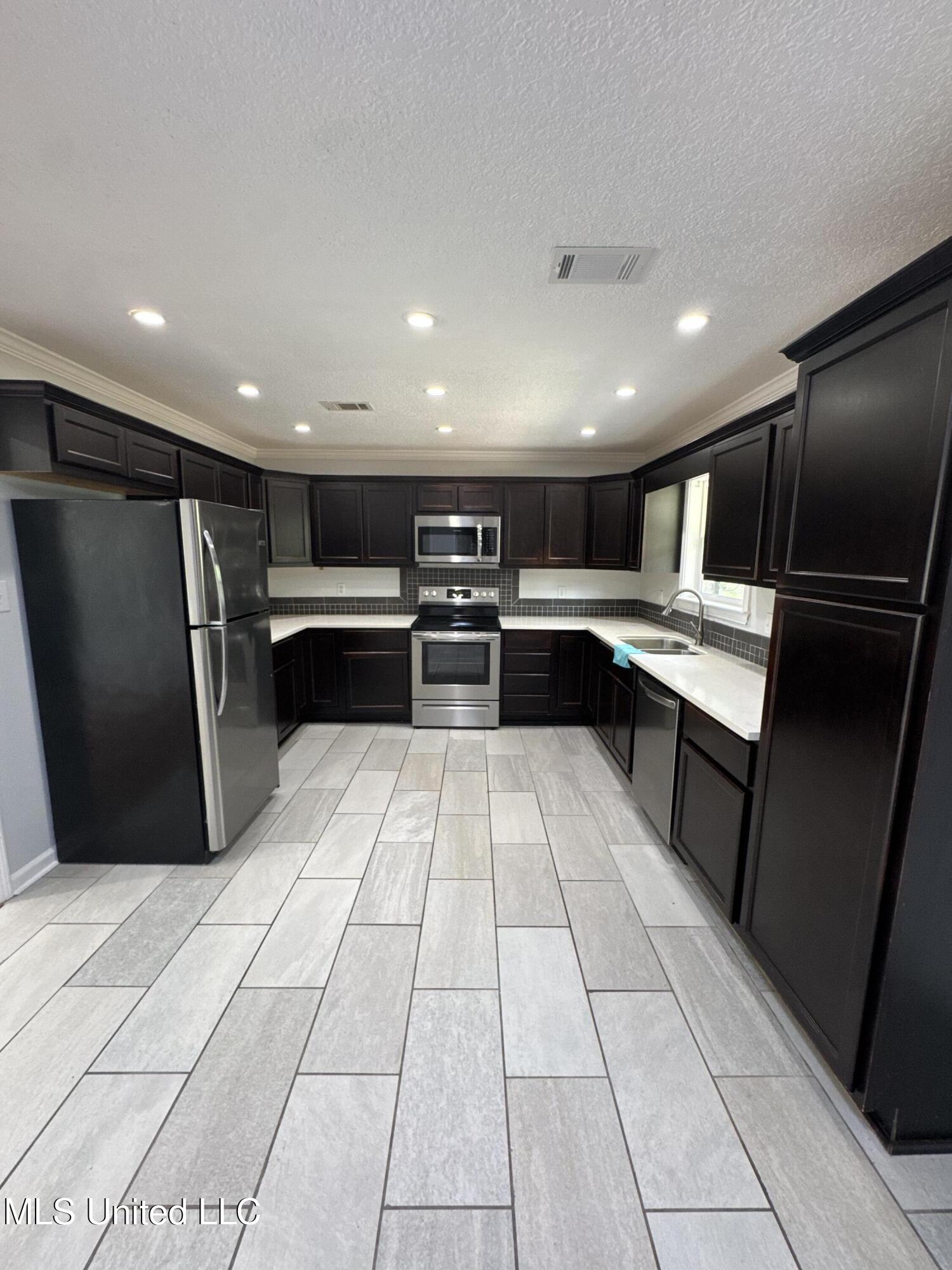 6608 Columbus Circle Property Photo 4