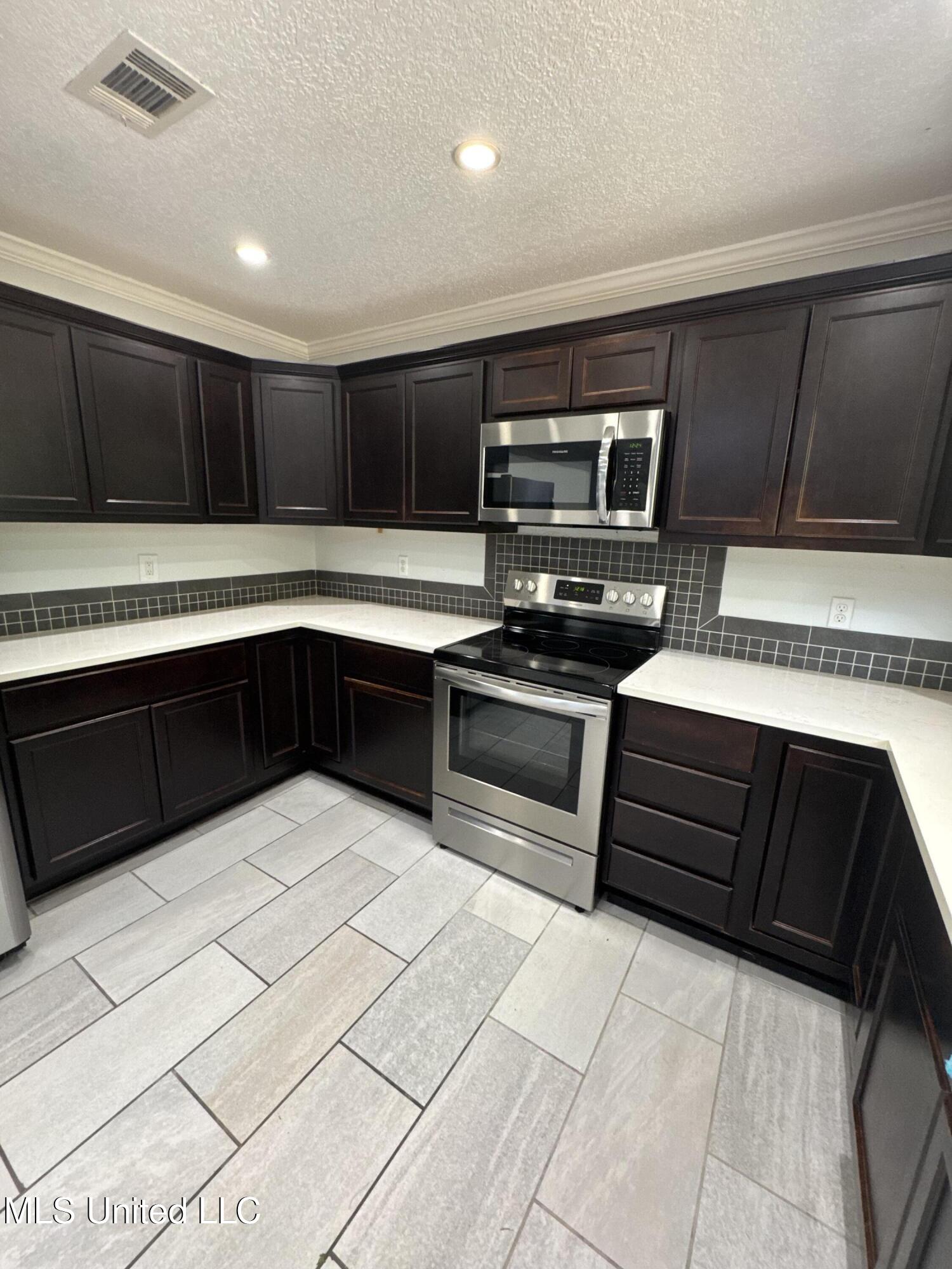 6608 Columbus Circle Property Photo 5