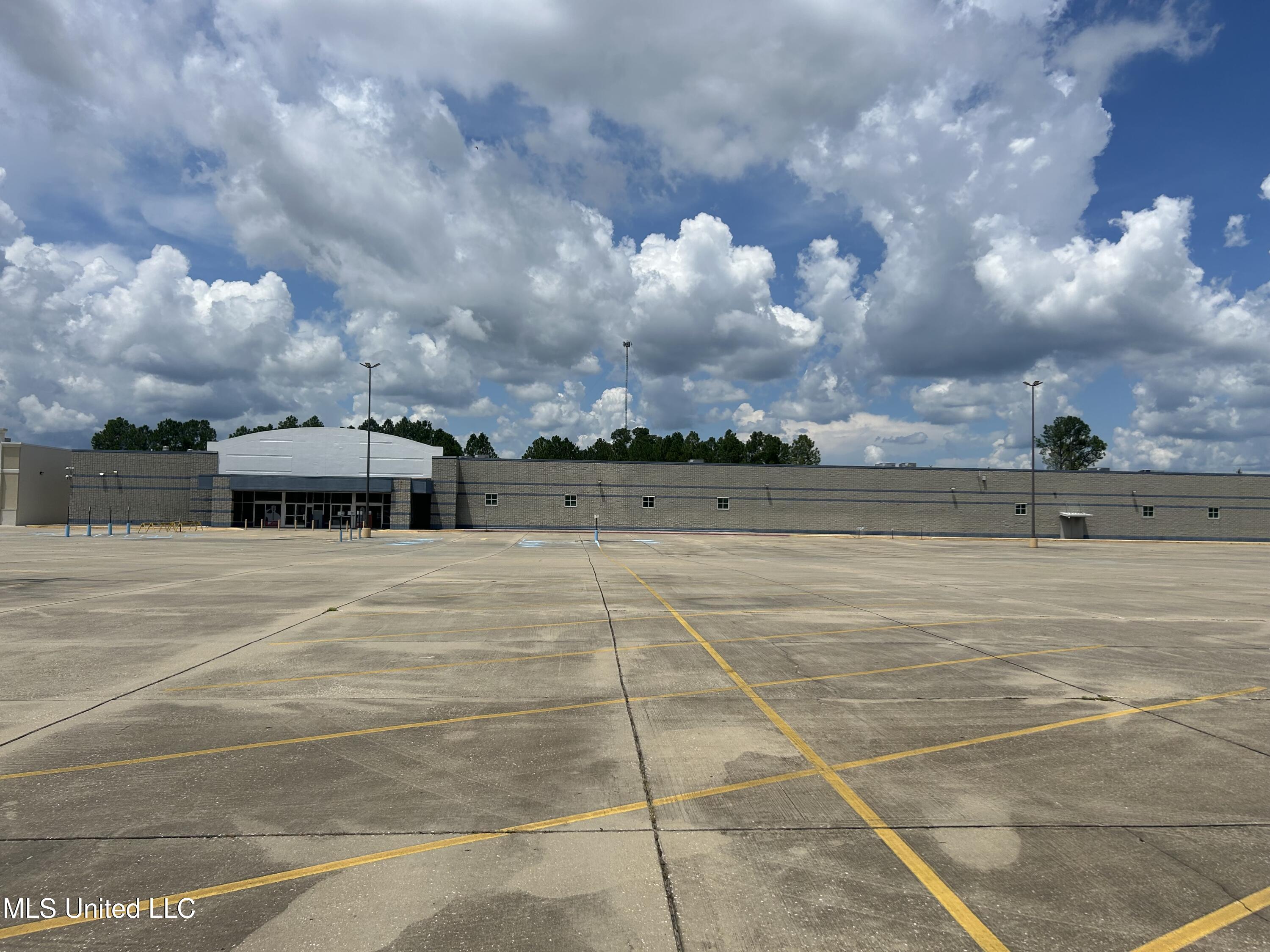 3943 Denny Avenue Property Photo 1