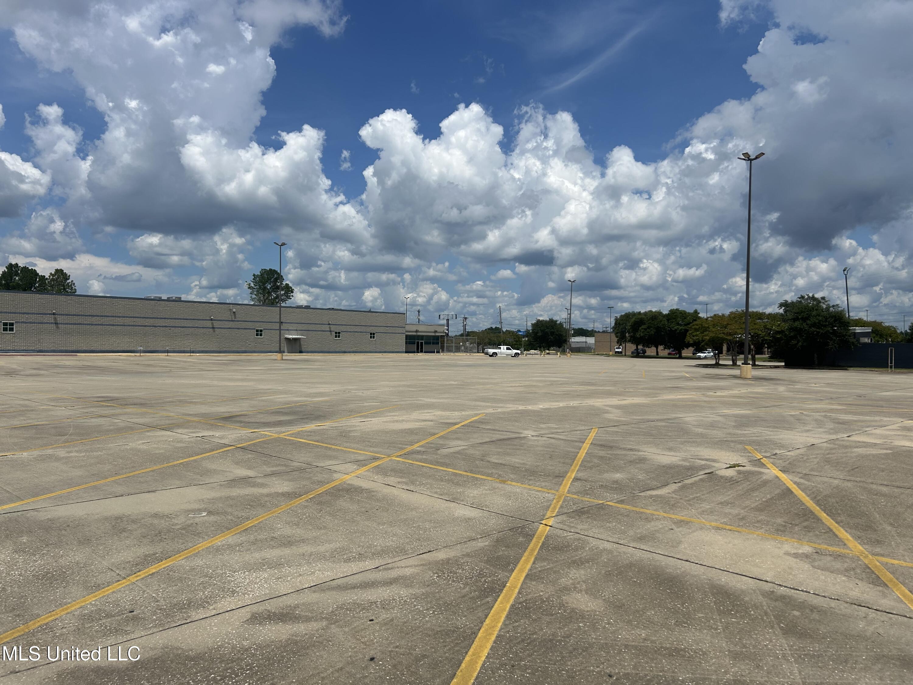 3943 Denny Avenue Property Photo 2